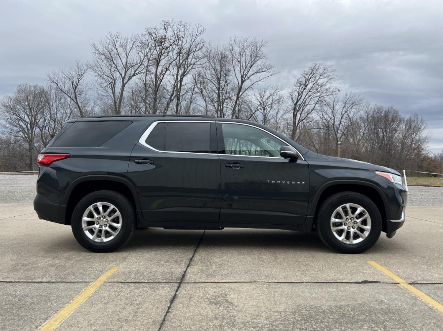 2019 GRAY /Black Cloth CHEVROLET TRAVERSE LT (1GNERGKW9KJ) with an 3.6L engine, Automatic transmission, located at 2990 Old Orchard Rd., Jackson, MO, 63755, 37.354214, -89.612106 - Photo#8