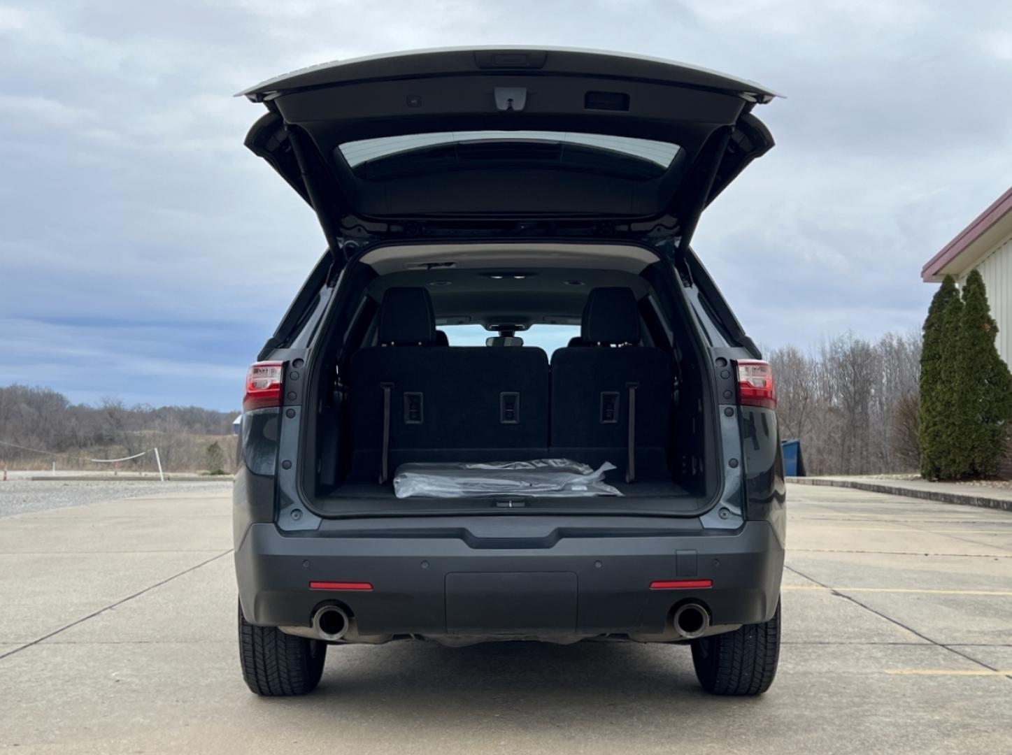 2019 GRAY /Black Cloth CHEVROLET TRAVERSE LT (1GNERGKW9KJ) with an 3.6L engine, Automatic transmission, located at 2990 Old Orchard Rd., Jackson, MO, 63755, 37.354214, -89.612106 - Photo#20
