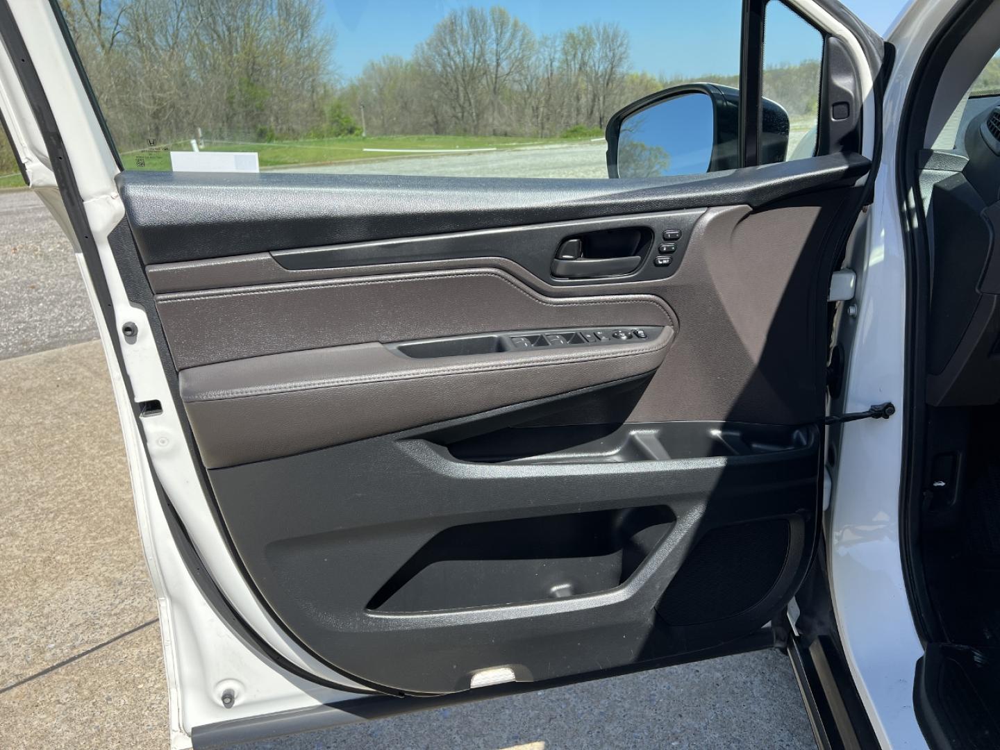 2019 WHITE /Gray Leather Honda Odyssey EX-L (5FNRL6H73KB) with an 3.5L V6 engine, Automatic transmission, located at 506 S. Kingshighway, Cape Girardeau, MO, 63703, (573) 235-5000, 37.294991, -89.553635 - 2019 Honda Odyssey EX-L 101xxx miles Front Wheel Drive 3.5L V6 Automatic Leather 3rd Row Rear Entertainment Navigation Power/Heated Seats Backup Camera Bluetooth Remote Start Cruise Power Windows/Locks/Mirrors We have financing available and we accept trades! Fill out a credit applica - Photo#15