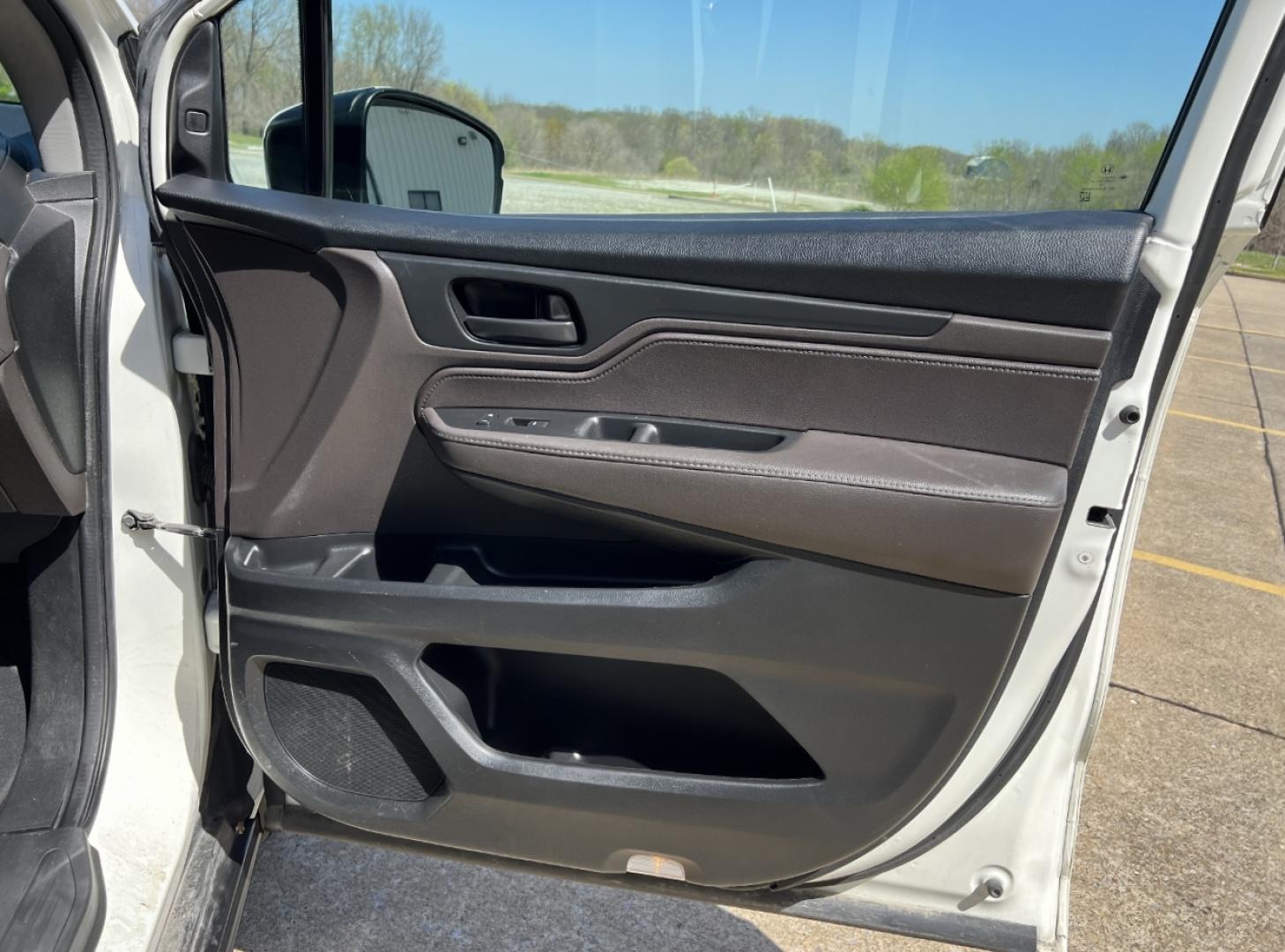 2019 WHITE /Gray Leather Honda Odyssey EX-L (5FNRL6H73KB) with an 3.5L V6 engine, Automatic transmission, located at 506 S. Kingshighway, Cape Girardeau, MO, 63703, (573) 235-5000, 37.294991, -89.553635 - 2019 Honda Odyssey EX-L 101xxx miles Front Wheel Drive 3.5L V6 Automatic Leather 3rd Row Rear Entertainment Navigation Power/Heated Seats Backup Camera Bluetooth Remote Start Cruise Power Windows/Locks/Mirrors We have financing available and we accept trades! Fill out a credit applica - Photo#17