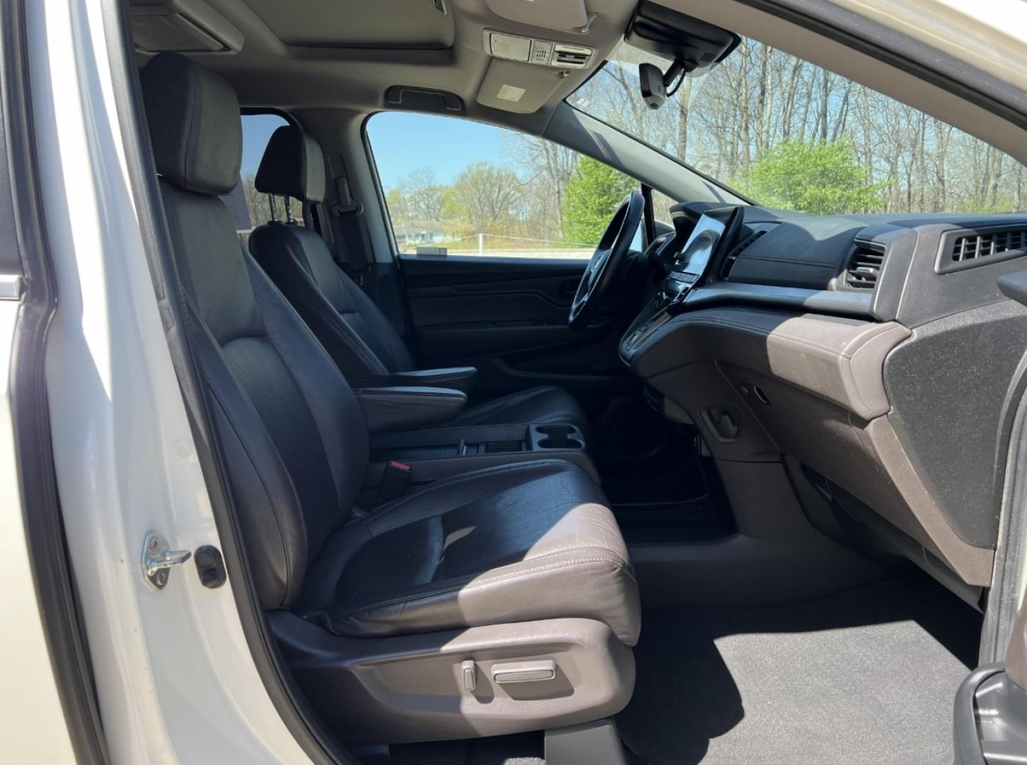 2019 WHITE /Gray Leather Honda Odyssey EX-L (5FNRL6H73KB) with an 3.5L V6 engine, Automatic transmission, located at 506 S. Kingshighway, Cape Girardeau, MO, 63703, (573) 235-5000, 37.294991, -89.553635 - 2019 Honda Odyssey EX-L 101xxx miles Front Wheel Drive 3.5L V6 Automatic Leather 3rd Row Rear Entertainment Navigation Power/Heated Seats Backup Camera Bluetooth Remote Start Cruise Power Windows/Locks/Mirrors We have financing available and we accept trades! Fill out a credit applica - Photo#18