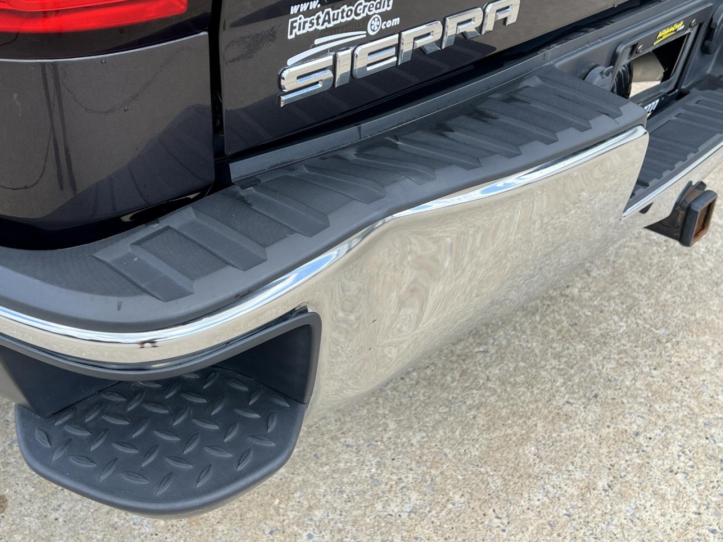 2015 GRAY /Black Leather GMC Sierra 1500 SLT Crew Cab 4x4 (3GTU2VEC2FG) with an 5.3L V8 engine, Automatic transmission, located at 506 S. Kingshighway, Cape Girardeau, MO, 63703, (573) 235-5000, 37.294991, -89.553635 - 2015 GMC Sierra 1500 SLT 1-Owner 123xxx miles 4x4 5.3L V8 Automatic Leather Navigation Power/Heated/Cooled Seats Backup Camera Bluetooth Remote Start Cruise Power Windows/Locks/Mirrors We have financing available and we accept trades! Fill out a credit application on our website or com - Photo#41