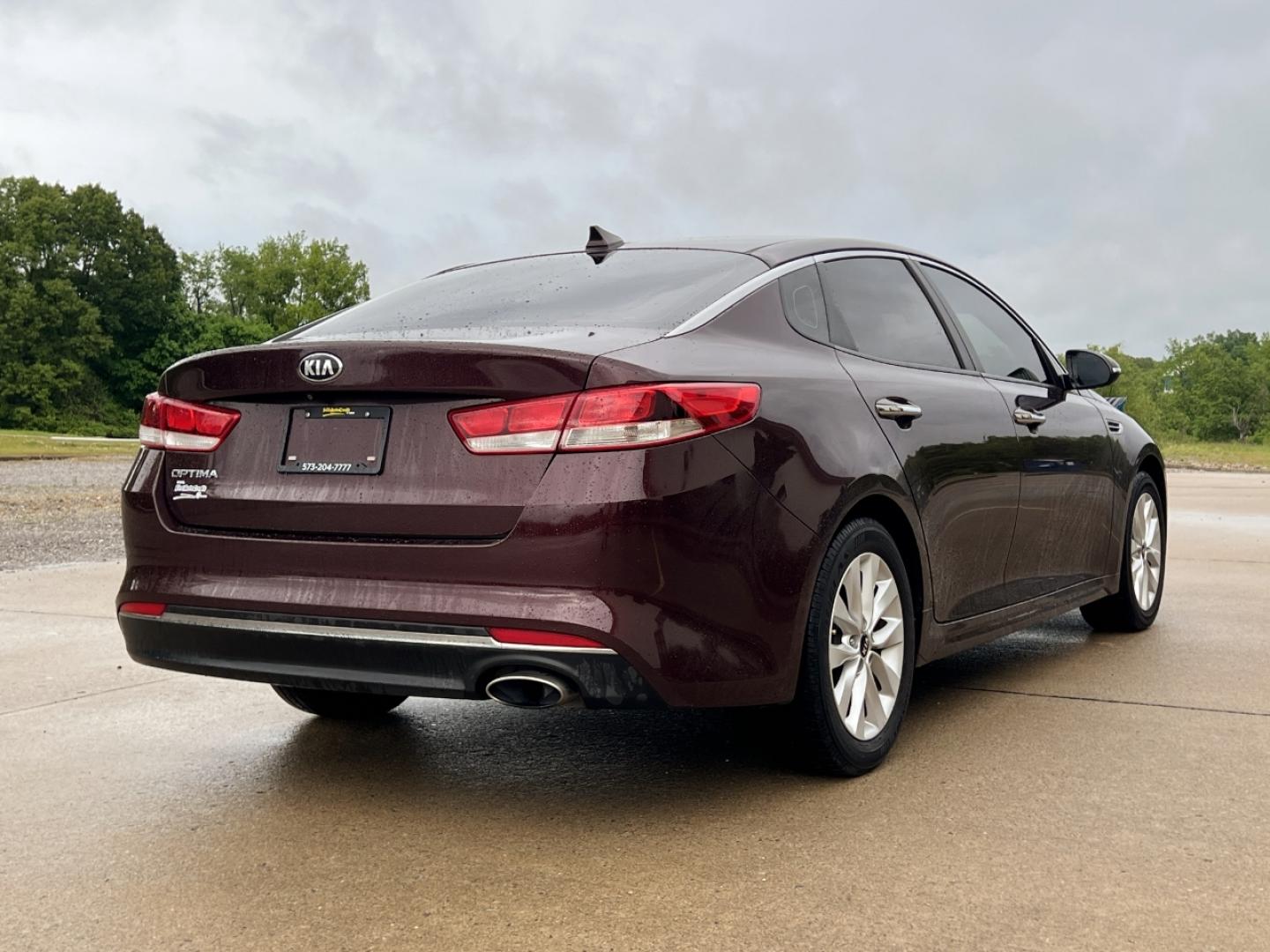 2016 MAROON /Black Cloth Kia Optima LX (5XXGT4L37GG) with an 2.4L 4 Cyl. engine, Automatic transmission, located at 506 S. Kingshighway, Cape Girardeau, MO, 63703, (573) 235-5000, 37.294991, -89.553635 - 2016 Kia Optima LX 112xxx miles Front Wheel Drive 2.4L 4 Cyl. Automatic Backup Camera Bluetooth Cruise Power Windows/Locks/Mirrors We have financing available and we accept trades! Fill out a credit application on our website or come by today! If you have any questions, give us a call at ( - Photo#6