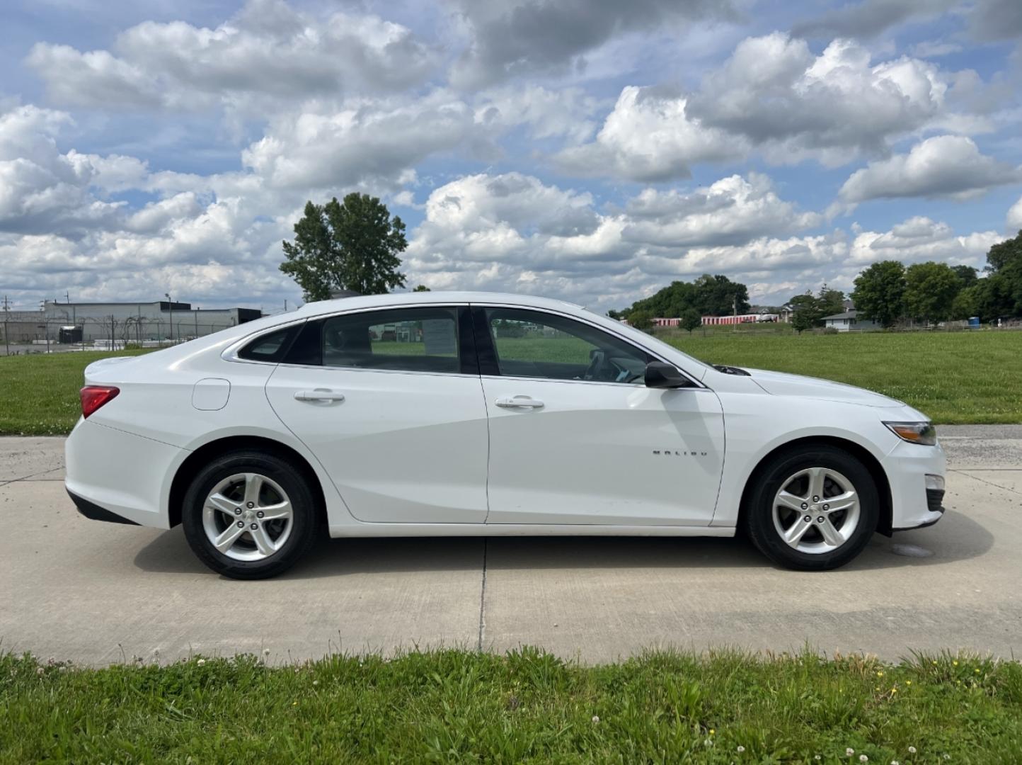 2020 WHITE /Gray Cloth Chevrolet Malibu LS (1G1ZC5ST6LF) with an 1.5L 4 Cyl. engine, Automatic transmission, located at 506 S. Kingshighway, Cape Girardeau, MO, 63703, (573) 235-5000, 37.294991, -89.553635 - 2020 Chevrolet Malibu LS 1-Owner 106xxx miles Front Wheel Drive 1.5L 4 Cyl. Automatic Backup Camera Bluetooth Cruise Power Windows/Locks/Mirrors We have financing available and we accept trades! Fill out a credit application on our website or come by today! If you have any questions, give - Photo#5