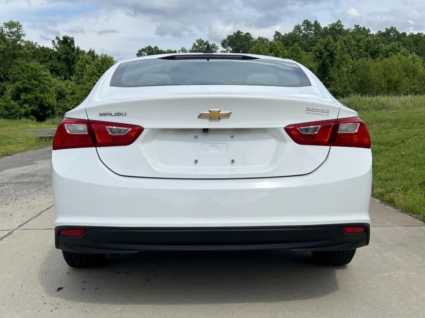 2020 WHITE /Gray Cloth Chevrolet Malibu LS (1G1ZC5ST6LF) with an 1.5L 4 Cyl. engine, Automatic transmission, located at 506 S. Kingshighway, Cape Girardeau, MO, 63703, (573) 235-5000, 37.294991, -89.553635 - 2020 Chevrolet Malibu LS 1-Owner 106xxx miles Front Wheel Drive 1.5L 4 Cyl. Automatic Backup Camera Bluetooth Cruise Power Windows/Locks/Mirrors We have financing available and we accept trades! Fill out a credit application on our website or come by today! If you have any questions, give - Photo#8