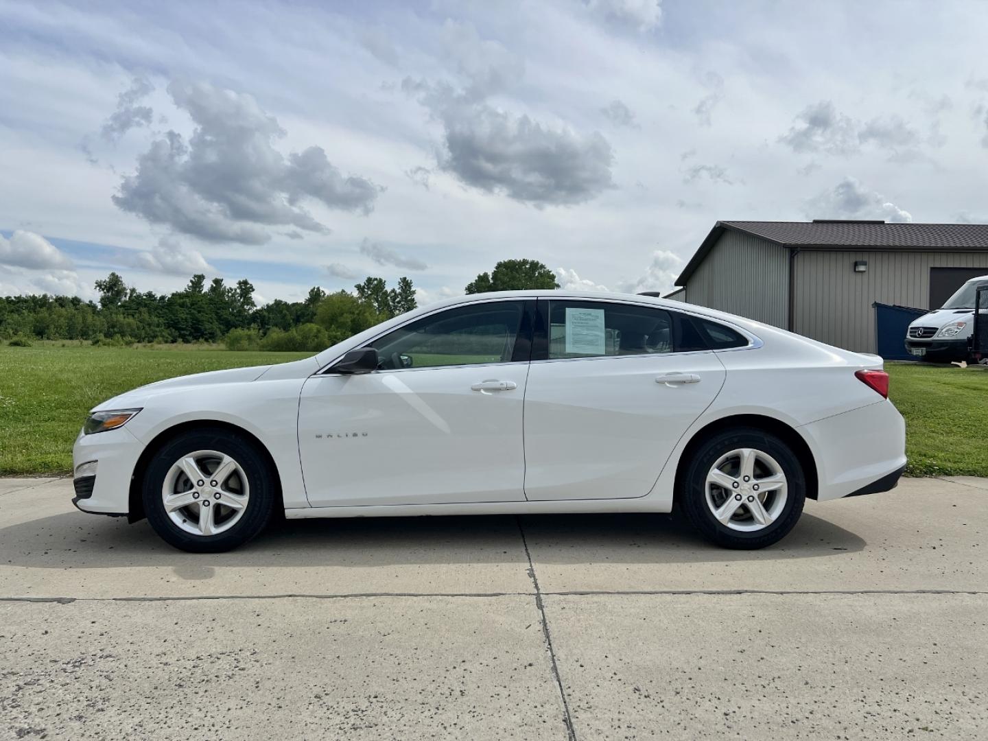 2020 WHITE /Gray Cloth Chevrolet Malibu LS (1G1ZC5ST6LF) with an 1.5L 4 Cyl. engine, Automatic transmission, located at 506 S. Kingshighway, Cape Girardeau, MO, 63703, (573) 235-5000, 37.294991, -89.553635 - 2020 Chevrolet Malibu LS 1-Owner 106xxx miles Front Wheel Drive 1.5L 4 Cyl. Automatic Backup Camera Bluetooth Cruise Power Windows/Locks/Mirrors We have financing available and we accept trades! Fill out a credit application on our website or come by today! If you have any questions, give - Photo#4