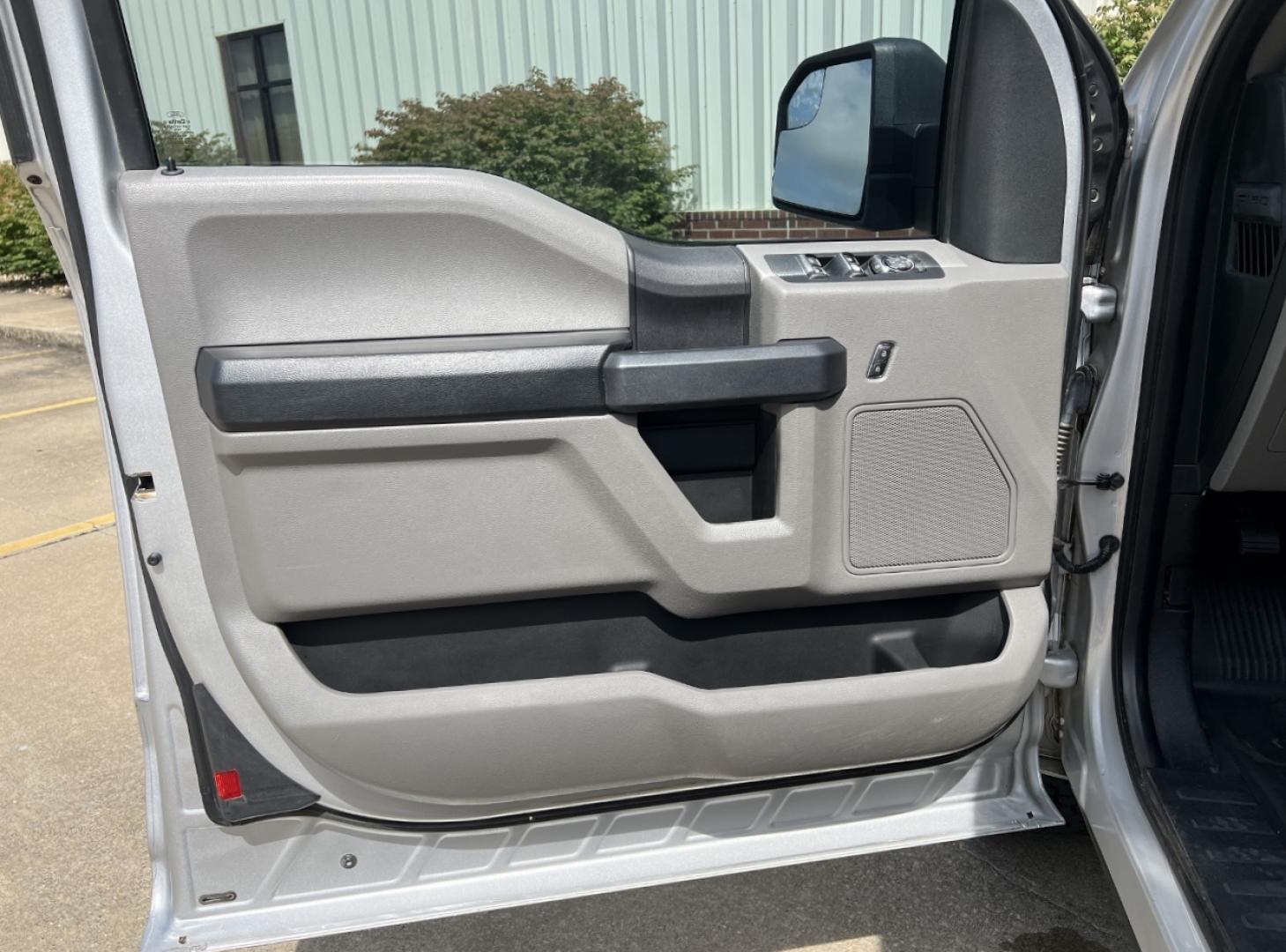 2016 SILVER /Gray Cloth Ford F-150 XL (1FTFX1EF6GK) with an 5.0L V8 engine, Automatic transmission, located at 2990 Old Orchard Rd., Jackson, MO, 63755, 37.354214, -89.612106 - 2016 Ford F150 XL 140xxx miles 4x4 5.0L V8 Automatic New Tires 22" Wheels Cruise Power Windows/Locks/Mirrors We have financing available and we accept trades! Fill out a credit application on our website or come by today! If you have any questions, give us a call at (573) 204-7777 or visit - Photo#9