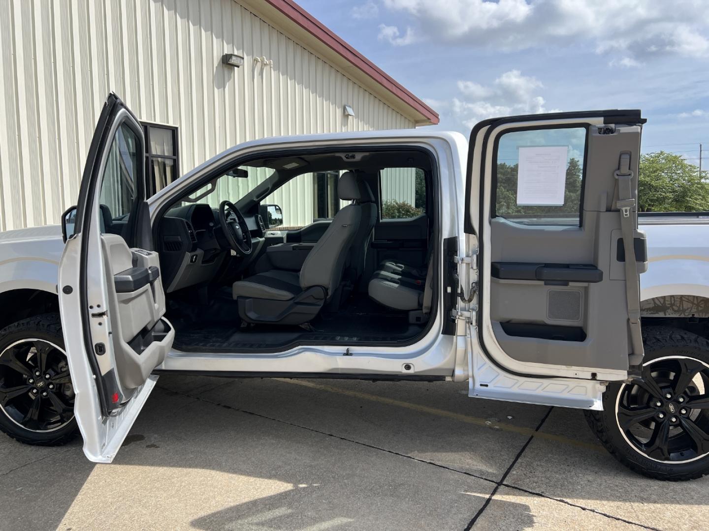 2016 SILVER /Gray Cloth Ford F-150 XL (1FTFX1EF6GK) with an 5.0L V8 engine, Automatic transmission, located at 2990 Old Orchard Rd., Jackson, MO, 63755, 37.354214, -89.612106 - 2016 Ford F150 XL 140xxx miles 4x4 5.0L V8 Automatic New Tires 22" Wheels Cruise Power Windows/Locks/Mirrors We have financing available and we accept trades! Fill out a credit application on our website or come by today! If you have any questions, give us a call at (573) 204-7777 or visit - Photo#14