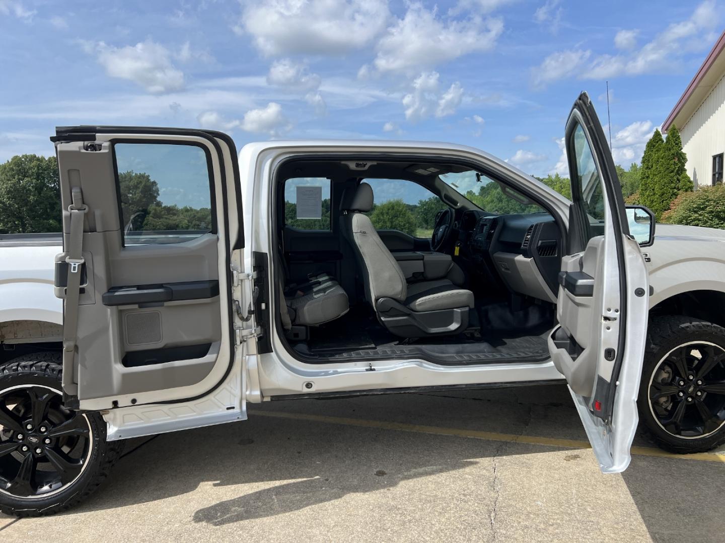 2016 SILVER /Gray Cloth Ford F-150 XL (1FTFX1EF6GK) with an 5.0L V8 engine, Automatic transmission, located at 2990 Old Orchard Rd., Jackson, MO, 63755, 37.354214, -89.612106 - 2016 Ford F150 XL 140xxx miles 4x4 5.0L V8 Automatic New Tires 22" Wheels Cruise Power Windows/Locks/Mirrors We have financing available and we accept trades! Fill out a credit application on our website or come by today! If you have any questions, give us a call at (573) 204-7777 or visit - Photo#16