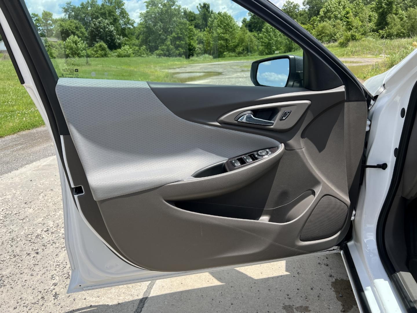 2020 WHITE /Gray Cloth Chevrolet Malibu LS (1G1ZC5ST8LF) with an 1.5L 4 Cyl. engine, Automatic transmission, located at 506 S. Kingshighway, Cape Girardeau, MO, 63703, (573) 235-5000, 37.294991, -89.553635 - 2020 Chevrolet Malibu LS 1-Owner 99xxx miles Front Wheel Drive 1.5L 4 Cyl. Automatic Backup Camera Bluetooth Cruise Power Windows/Locks/Mirrors We have financing available and we accept trades! Fill out a credit application on our website or come by today! If you have any questions, give - Photo#10