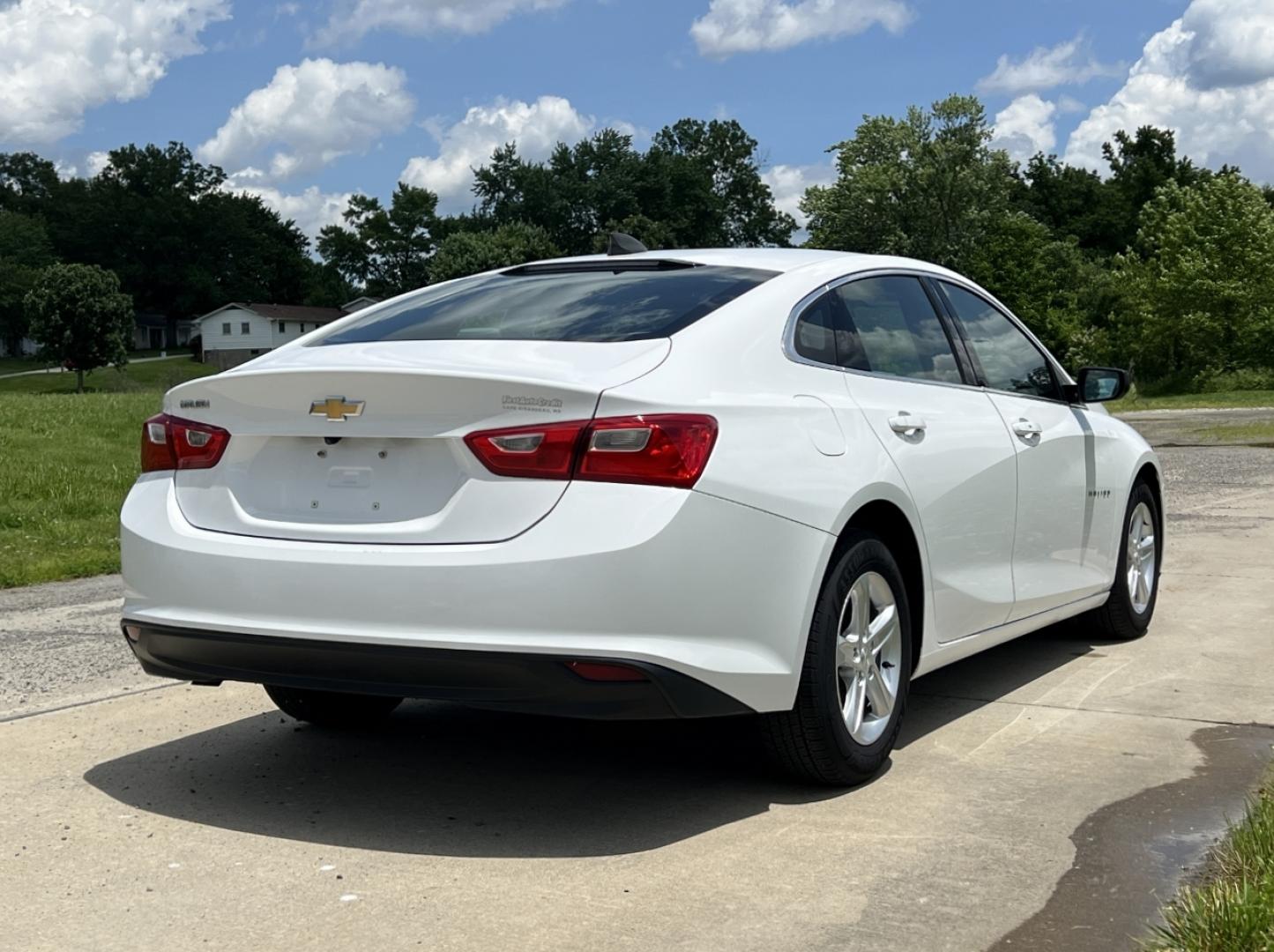 2020 WHITE /Gray Cloth Chevrolet Malibu LS (1G1ZC5ST8LF) with an 1.5L 4 Cyl. engine, Automatic transmission, located at 506 S. Kingshighway, Cape Girardeau, MO, 63703, (573) 235-5000, 37.294991, -89.553635 - 2020 Chevrolet Malibu LS 1-Owner 99xxx miles Front Wheel Drive 1.5L 4 Cyl. Automatic Backup Camera Bluetooth Cruise Power Windows/Locks/Mirrors We have financing available and we accept trades! Fill out a credit application on our website or come by today! If you have any questions, give - Photo#6