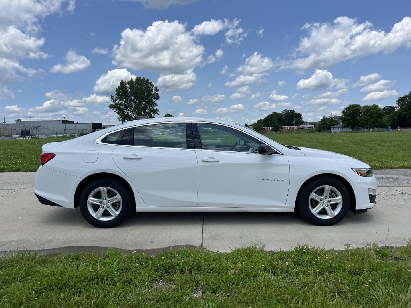 2020 WHITE /Gray Cloth Chevrolet Malibu LS (1G1ZC5ST8LF) with an 1.5L 4 Cyl. engine, Automatic transmission, located at 506 S. Kingshighway, Cape Girardeau, MO, 63703, (573) 235-5000, 37.294991, -89.553635 - 2020 Chevrolet Malibu LS 1-Owner 99xxx miles Front Wheel Drive 1.5L 4 Cyl. Automatic Backup Camera Bluetooth Cruise Power Windows/Locks/Mirrors We have financing available and we accept trades! Fill out a credit application on our website or come by today! If you have any questions, give - Photo#5