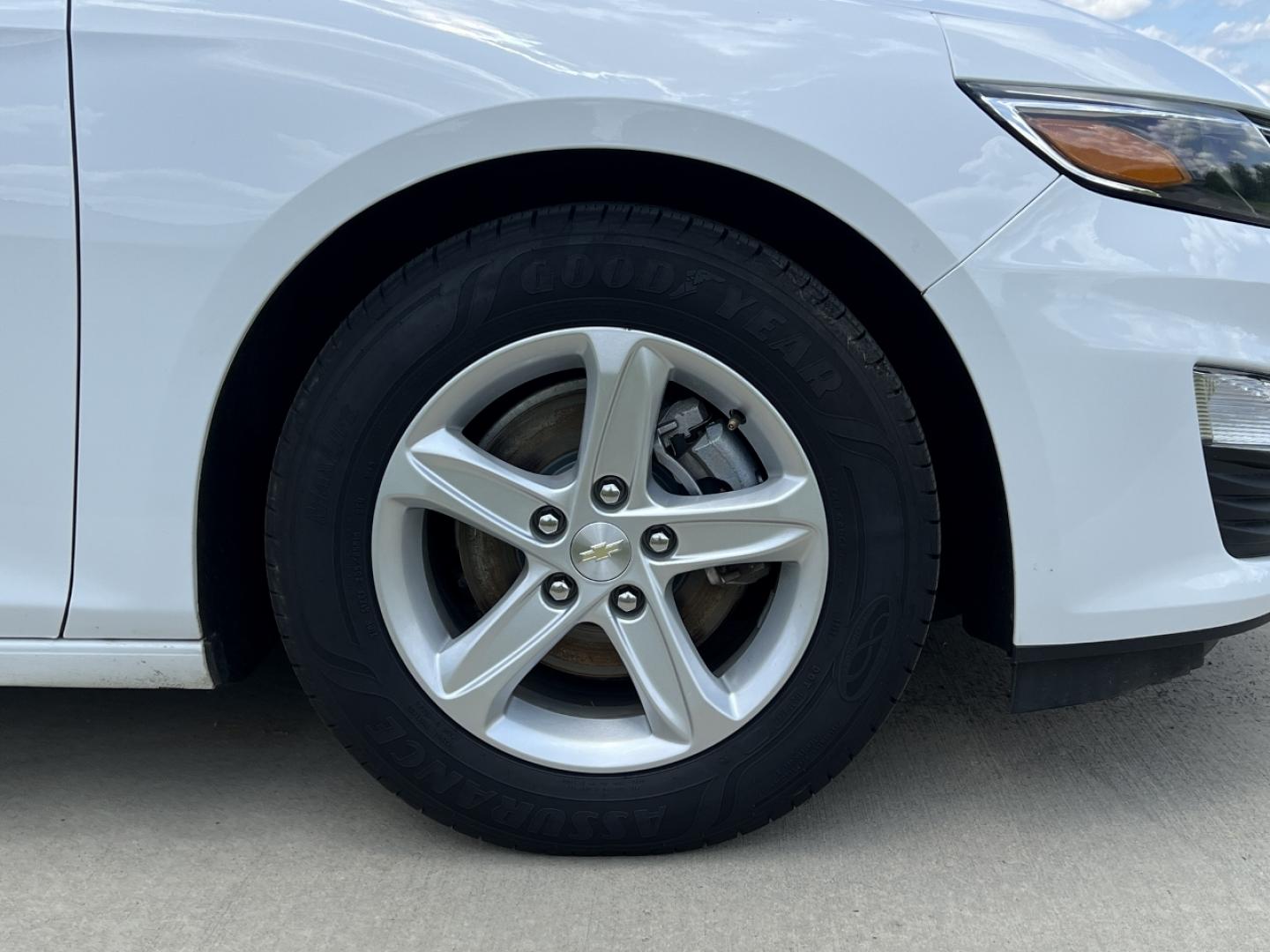 2020 WHITE /Gray Cloth Chevrolet Malibu LS (1G1ZC5ST8LF) with an 1.5L 4 Cyl. engine, Automatic transmission, located at 506 S. Kingshighway, Cape Girardeau, MO, 63703, (573) 235-5000, 37.294991, -89.553635 - 2020 Chevrolet Malibu LS 1-Owner 99xxx miles Front Wheel Drive 1.5L 4 Cyl. Automatic Backup Camera Bluetooth Cruise Power Windows/Locks/Mirrors We have financing available and we accept trades! Fill out a credit application on our website or come by today! If you have any questions, give - Photo#37