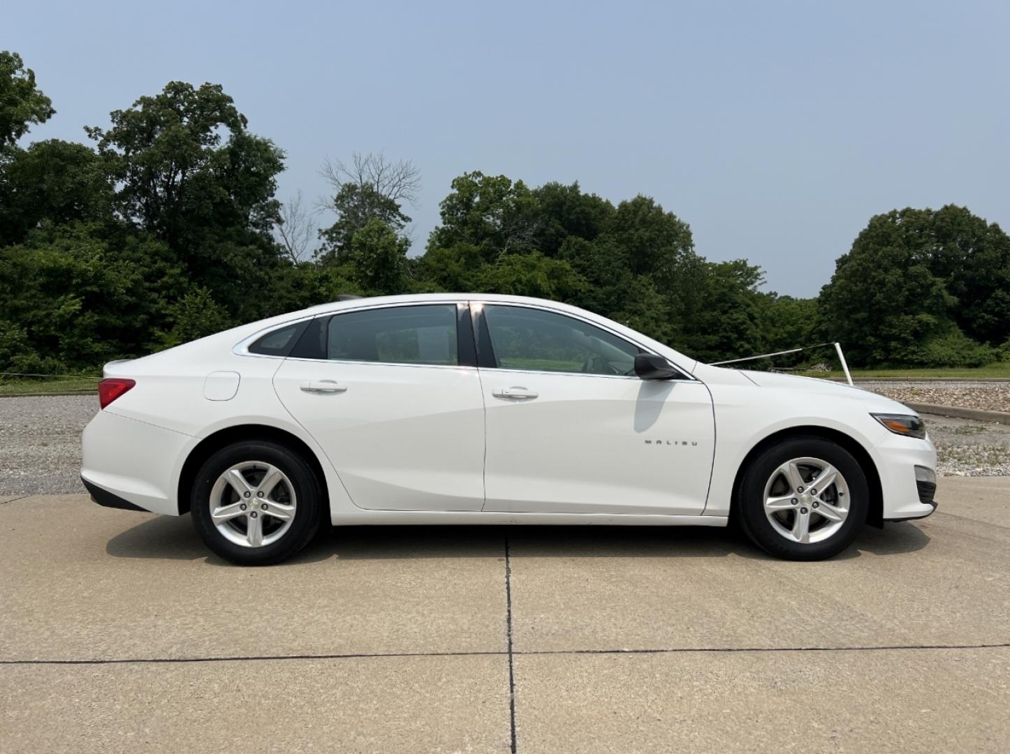 2020 WHITE /Gray Cloth Chevrolet Malibu LS (1G1ZC5ST6LF) with an 1.5L 4 Cyl. engine, Automatic transmission, located at 2990 Old Orchard Rd., Jackson, MO, 63755, 37.354214, -89.612106 - 2020 Chevrolet Malibu LS 1-Owner 113xxx miles Front Wheel Drive 1.5L 4 Cyl. Automatic Backup Camera Bluetooth Cruise Power Windows/Locks/Mirrors We have financing available and we accept trades! Fill out a credit application on our website or come by today! If you have any questions, give - Photo#5