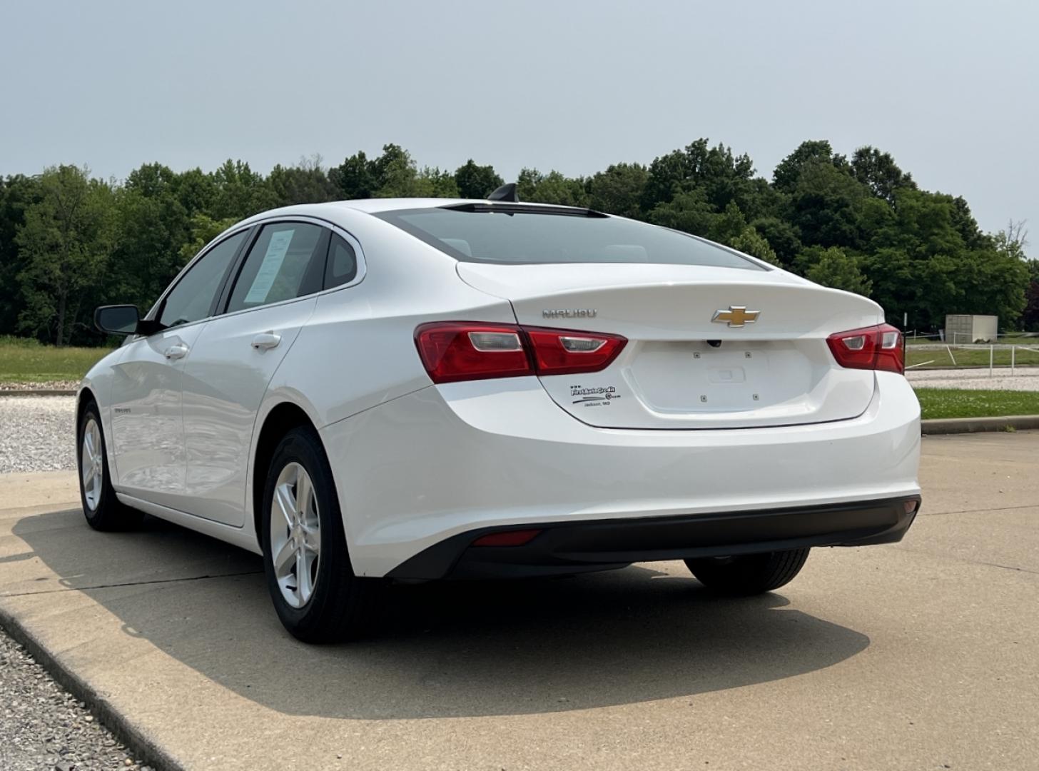 2020 WHITE /Gray Cloth Chevrolet Malibu LS (1G1ZC5ST6LF) with an 1.5L 4 Cyl. engine, Automatic transmission, located at 2990 Old Orchard Rd., Jackson, MO, 63755, 37.354214, -89.612106 - 2020 Chevrolet Malibu LS 1-Owner 113xxx miles Front Wheel Drive 1.5L 4 Cyl. Automatic Backup Camera Bluetooth Cruise Power Windows/Locks/Mirrors We have financing available and we accept trades! Fill out a credit application on our website or come by today! If you have any questions, give - Photo#7