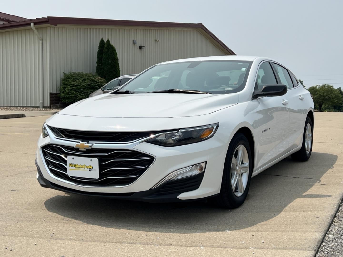 2020 WHITE /Gray Cloth Chevrolet Malibu LS (1G1ZC5ST6LF) with an 1.5L 4 Cyl. engine, Automatic transmission, located at 2990 Old Orchard Rd., Jackson, MO, 63755, 37.354214, -89.612106 - 2020 Chevrolet Malibu LS 1-Owner 113xxx miles Front Wheel Drive 1.5L 4 Cyl. Automatic Backup Camera Bluetooth Cruise Power Windows/Locks/Mirrors We have financing available and we accept trades! Fill out a credit application on our website or come by today! If you have any questions, give - Photo#3