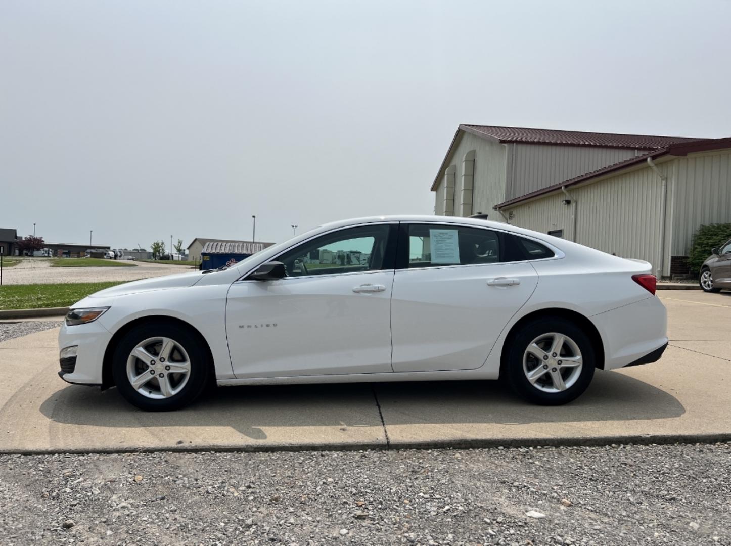 2020 WHITE /Gray Cloth Chevrolet Malibu LS (1G1ZC5ST6LF) with an 1.5L 4 Cyl. engine, Automatic transmission, located at 2990 Old Orchard Rd., Jackson, MO, 63755, 37.354214, -89.612106 - 2020 Chevrolet Malibu LS 1-Owner 113xxx miles Front Wheel Drive 1.5L 4 Cyl. Automatic Backup Camera Bluetooth Cruise Power Windows/Locks/Mirrors We have financing available and we accept trades! Fill out a credit application on our website or come by today! If you have any questions, give - Photo#4