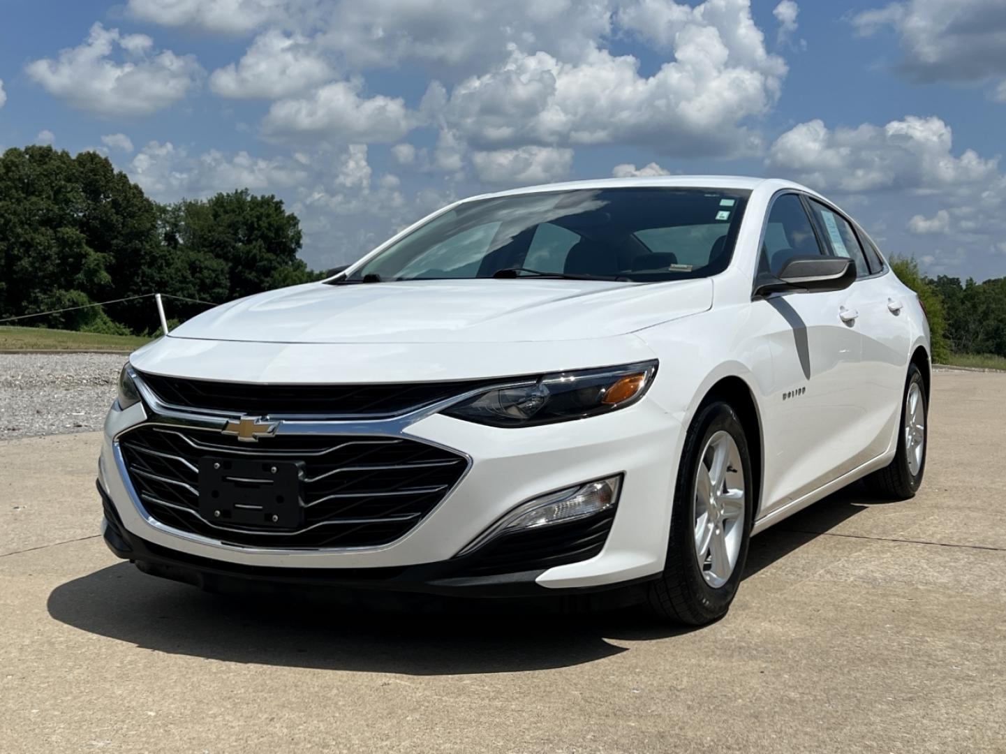 2020 WHITE /Gray Cloth Chevrolet Malibu LS (1G1ZC5ST2LF) with an 1.5L 4 Cyl. engine, Automatic transmission, located at 2990 Old Orchard Rd., Jackson, MO, 63755, 37.354214, -89.612106 - 2020 Chevrolet Malibu LS 1-Owner 117xxx miles Front Wheel Drive 1.5L 4 Cyl. Automatic Backup Camera Bluetooth Cruise Power Windows/Locks/Mirrors We have financing available and we accept trades! Fill out a credit application on our website or come by today! If you have any questions, give - Photo#3