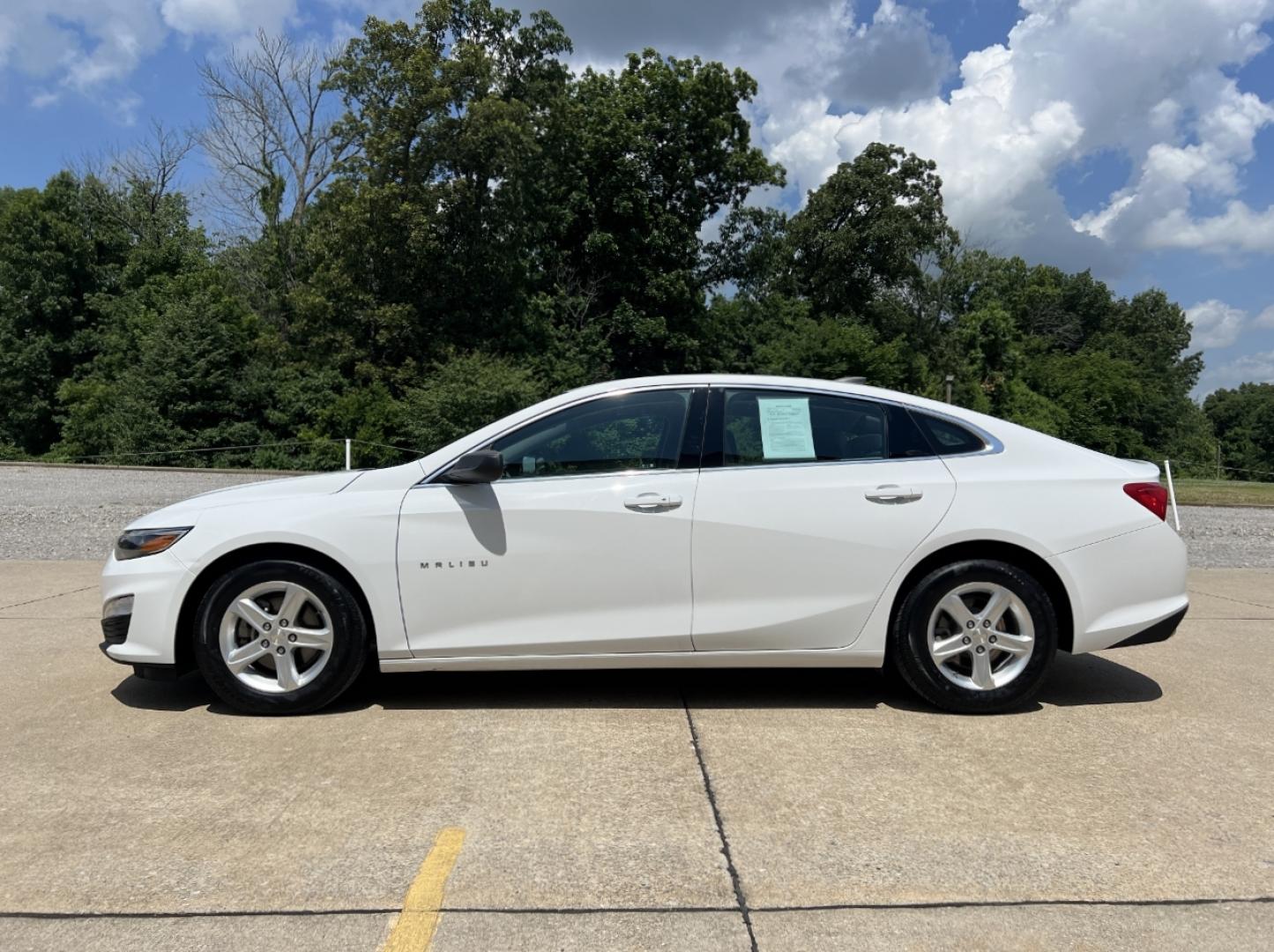 2020 WHITE /Gray Cloth Chevrolet Malibu LS (1G1ZC5ST2LF) with an 1.5L 4 Cyl. engine, Automatic transmission, located at 2990 Old Orchard Rd., Jackson, MO, 63755, 37.354214, -89.612106 - 2020 Chevrolet Malibu LS 1-Owner 117xxx miles Front Wheel Drive 1.5L 4 Cyl. Automatic Backup Camera Bluetooth Cruise Power Windows/Locks/Mirrors We have financing available and we accept trades! Fill out a credit application on our website or come by today! If you have any questions, give - Photo#4