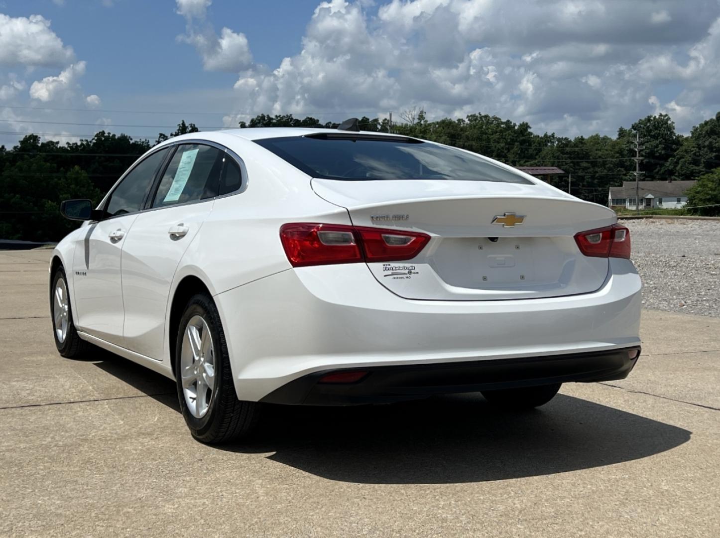 2020 WHITE /Gray Cloth Chevrolet Malibu LS (1G1ZC5ST2LF) with an 1.5L 4 Cyl. engine, Automatic transmission, located at 2990 Old Orchard Rd., Jackson, MO, 63755, 37.354214, -89.612106 - 2020 Chevrolet Malibu LS 1-Owner 117xxx miles Front Wheel Drive 1.5L 4 Cyl. Automatic Backup Camera Bluetooth Cruise Power Windows/Locks/Mirrors We have financing available and we accept trades! Fill out a credit application on our website or come by today! If you have any questions, give - Photo#7
