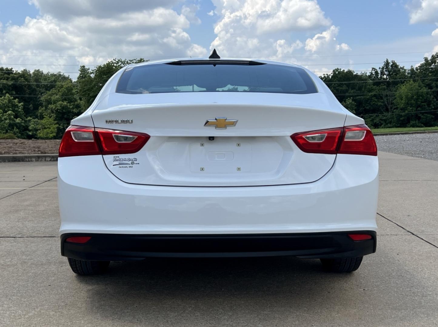 2020 WHITE /Gray Cloth Chevrolet Malibu LS (1G1ZC5ST2LF) with an 1.5L 4 Cyl. engine, Automatic transmission, located at 2990 Old Orchard Rd., Jackson, MO, 63755, 37.354214, -89.612106 - 2020 Chevrolet Malibu LS 1-Owner 117xxx miles Front Wheel Drive 1.5L 4 Cyl. Automatic Backup Camera Bluetooth Cruise Power Windows/Locks/Mirrors We have financing available and we accept trades! Fill out a credit application on our website or come by today! If you have any questions, give - Photo#8