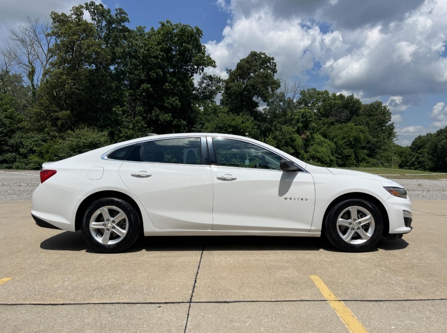 2020 WHITE /Gray Cloth Chevrolet Malibu LS (1G1ZC5ST2LF) with an 1.5L 4 Cyl. engine, Automatic transmission, located at 2990 Old Orchard Rd., Jackson, MO, 63755, 37.354214, -89.612106 - 2020 Chevrolet Malibu LS 1-Owner 117xxx miles Front Wheel Drive 1.5L 4 Cyl. Automatic Backup Camera Bluetooth Cruise Power Windows/Locks/Mirrors We have financing available and we accept trades! Fill out a credit application on our website or come by today! If you have any questions, give - Photo#5