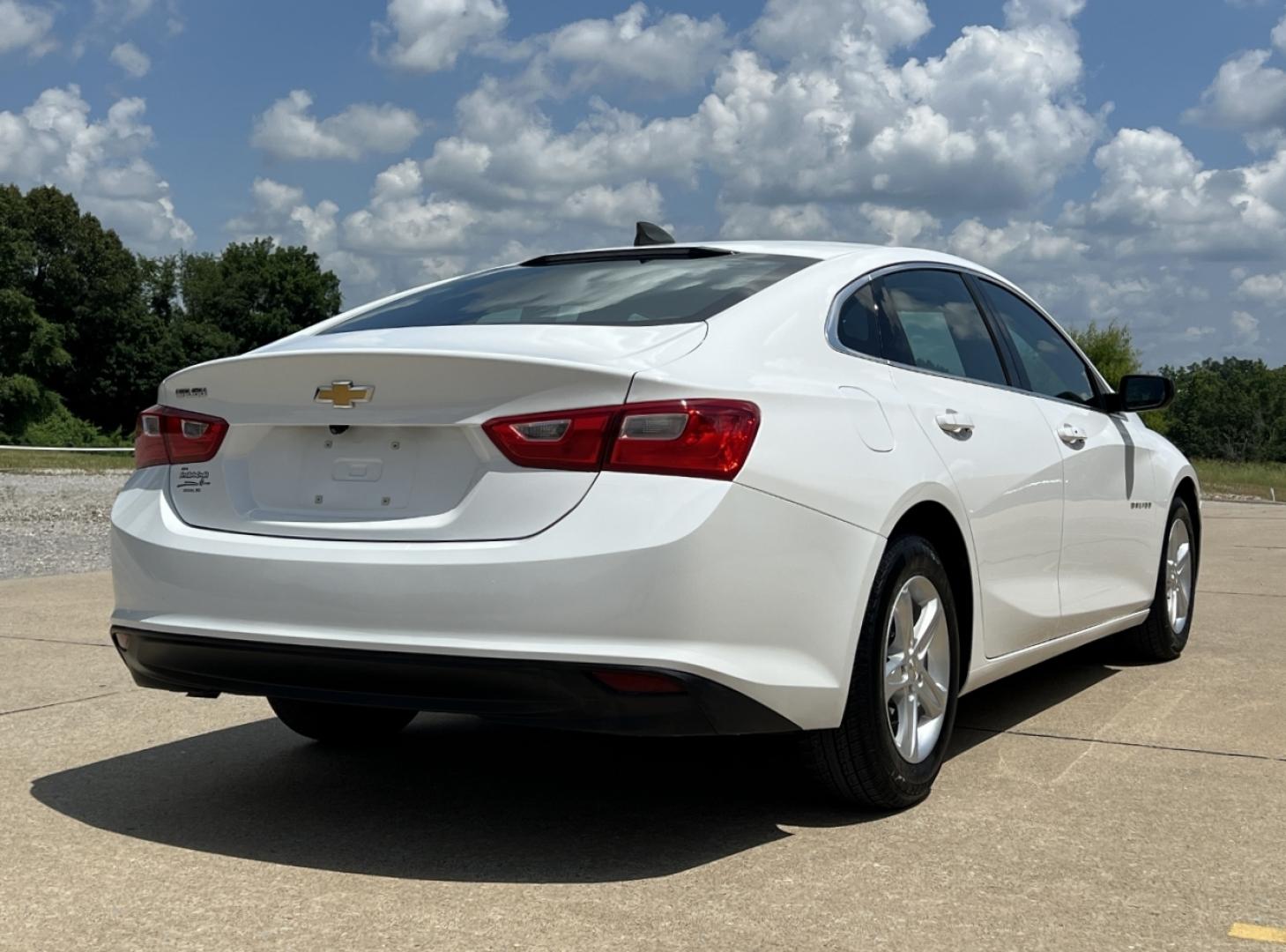 2020 WHITE /Gray Cloth Chevrolet Malibu LS (1G1ZC5ST2LF) with an 1.5L 4 Cyl. engine, Automatic transmission, located at 2990 Old Orchard Rd., Jackson, MO, 63755, 37.354214, -89.612106 - 2020 Chevrolet Malibu LS 1-Owner 117xxx miles Front Wheel Drive 1.5L 4 Cyl. Automatic Backup Camera Bluetooth Cruise Power Windows/Locks/Mirrors We have financing available and we accept trades! Fill out a credit application on our website or come by today! If you have any questions, give - Photo#6