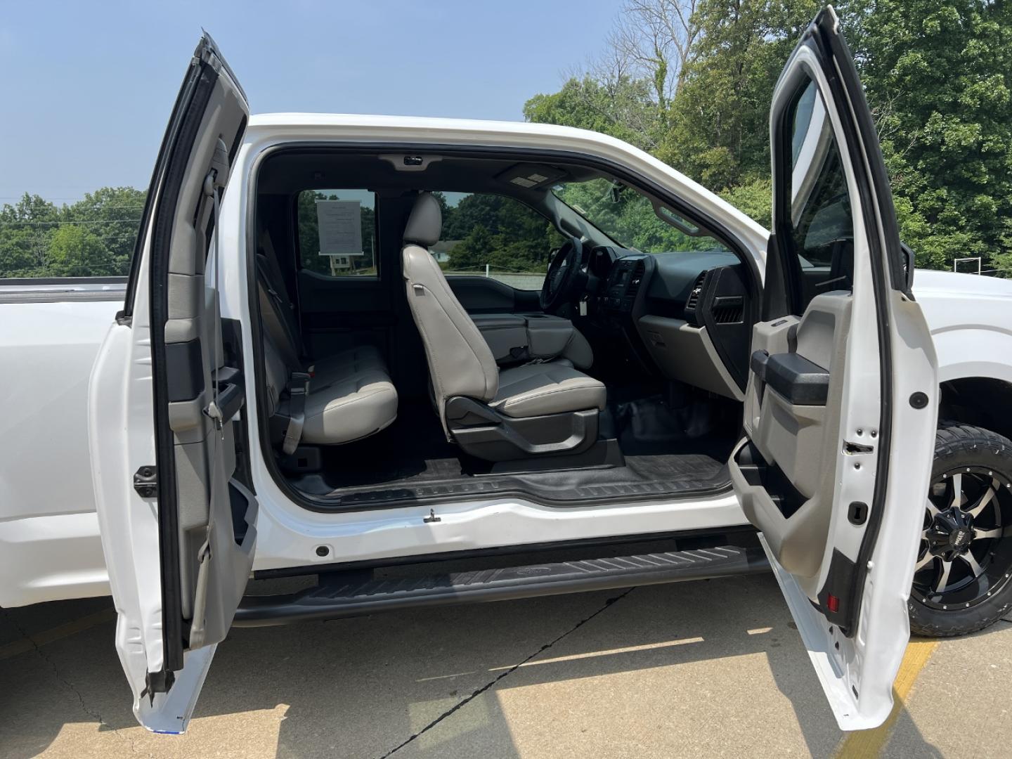 2018 WHITE /Gray Vinyl Ford F-150 XL (1FTFX1E50JK) with an 5.0L V8 engine, Automatic transmission, located at 2990 Old Orchard Rd., Jackson, MO, 63755, 37.354214, -89.612106 - 2018 Ford F-150 XL 160xxx miles 4x4 5.0L V8 Automatic Backup Camera Bluetooth Cruise Power Windows/Locks/Mirrors We have financing available and we accept trades! Fill out a credit application on our website or come by today! If you have any questions, give us a call at (573) 204-7777 or v - Photo#18