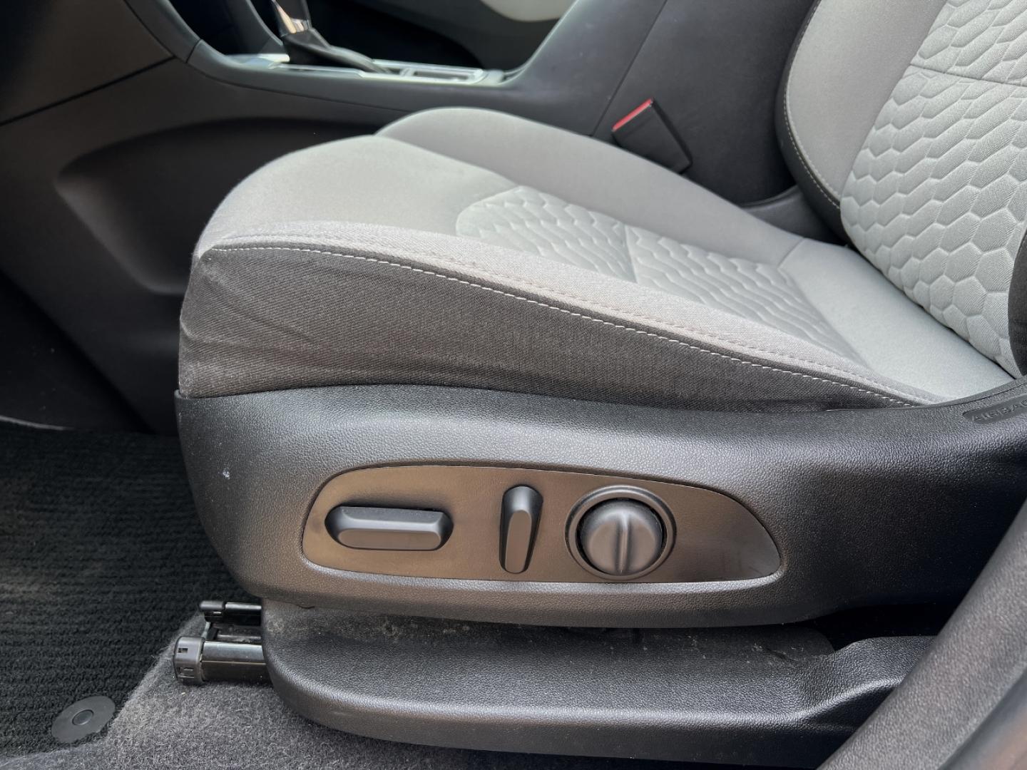 2020 WHITE /Gray Cloth Chevrolet Equinox LS 1.5 AWD (3GNAXSEV5LS) with an 1.5L 4 Cyl. Turbo engine, Automatic transmission, located at 2990 Old Orchard Rd., Jackson, MO, 63755, 37.354214, -89.612106 - 2020 Chevrolet Equinox LS 1-Owner 93xxx miles All Wheel Drive 1.5L 4 Cyl. Automatic Backup Camera Power Driver Seat Bluetooth Cruise Power Windows/Locks/Mirrors We have financing available and we accept trades! Fill out a credit application on our website or come by today! If you have an - Photo#4