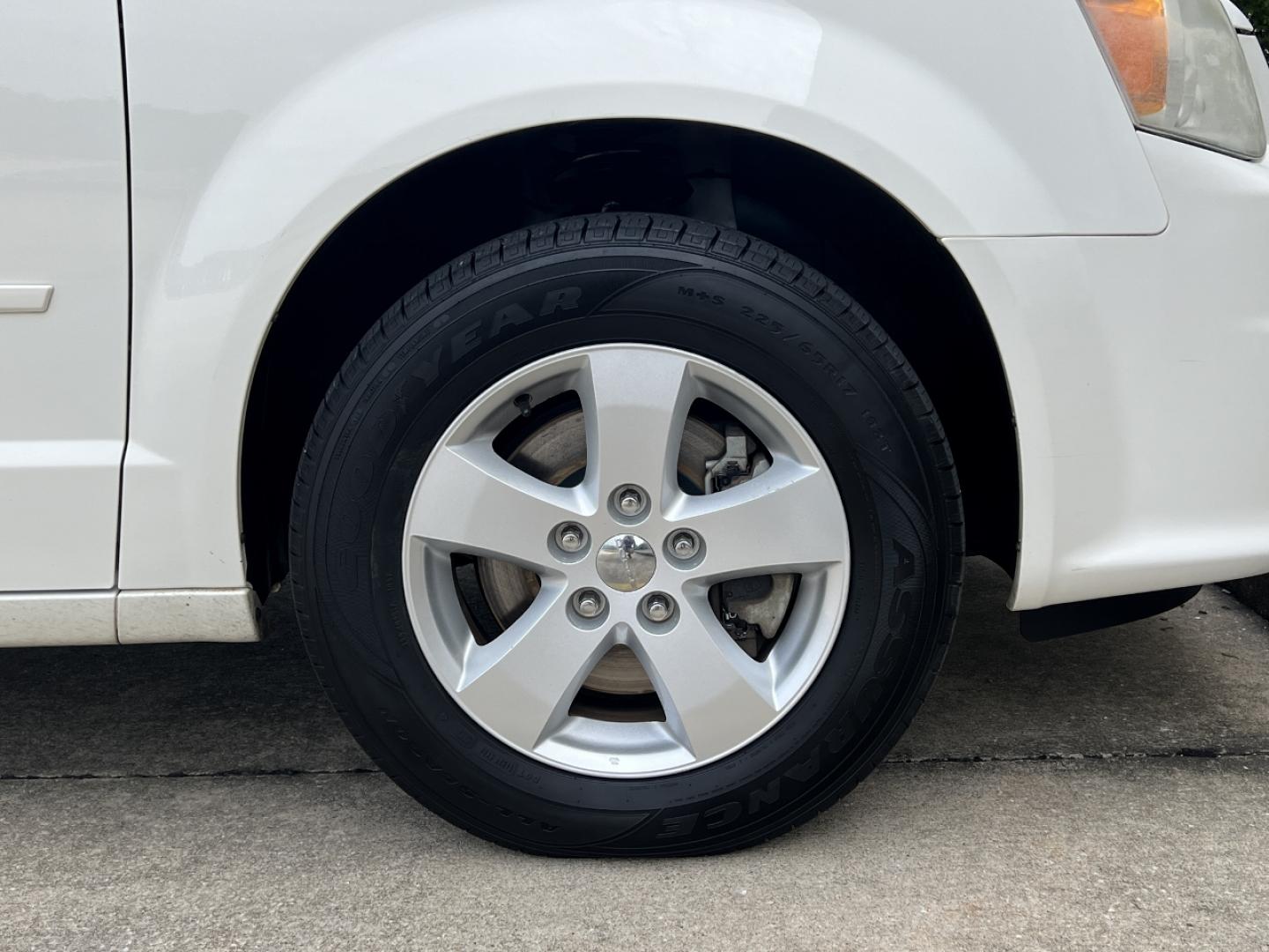 2013 WHITE /Gray Cloth Dodge Grand Caravan SE (2C4RDGBG9DR) with an 3.6L V6 engine, Automatic transmission, located at 2990 Old Orchard Rd., Jackson, MO, 63755, 37.354214, -89.612106 - 2013 Dodge Grand Caravan SE 173xxx miles Front Wheel Drive 3.6L V6 Automatic 3rd Row Stow 'N Go Cruise Power Windows/Locks/Mirrors We have financing available and we accept trades! Fill out a credit application on our website or come by today! If you have any questions, give us a call at ( - Photo#32