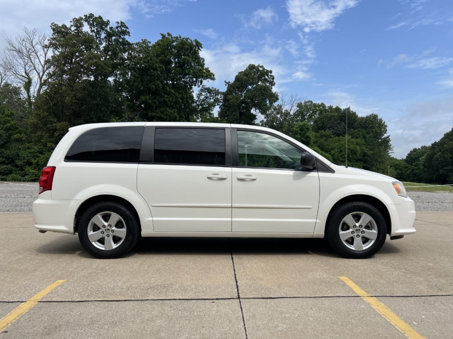 2013 WHITE /Gray Cloth Dodge Grand Caravan SE (2C4RDGBG9DR) with an 3.6L V6 engine, Automatic transmission, located at 2990 Old Orchard Rd., Jackson, MO, 63755, 37.354214, -89.612106 - 2013 Dodge Grand Caravan SE 173xxx miles Front Wheel Drive 3.6L V6 Automatic 3rd Row Stow 'N Go Cruise Power Windows/Locks/Mirrors We have financing available and we accept trades! Fill out a credit application on our website or come by today! If you have any questions, give us a call at ( - Photo#4