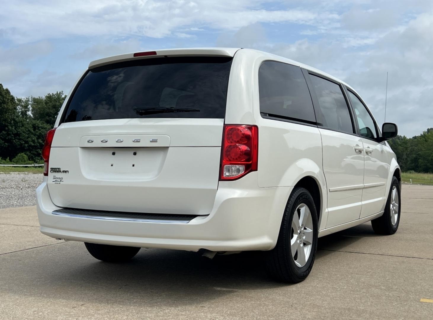 2013 WHITE /Gray Cloth Dodge Grand Caravan SE (2C4RDGBG9DR) with an 3.6L V6 engine, Automatic transmission, located at 2990 Old Orchard Rd., Jackson, MO, 63755, 37.354214, -89.612106 - 2013 Dodge Grand Caravan SE 173xxx miles Front Wheel Drive 3.6L V6 Automatic 3rd Row Stow 'N Go Cruise Power Windows/Locks/Mirrors We have financing available and we accept trades! Fill out a credit application on our website or come by today! If you have any questions, give us a call at ( - Photo#5