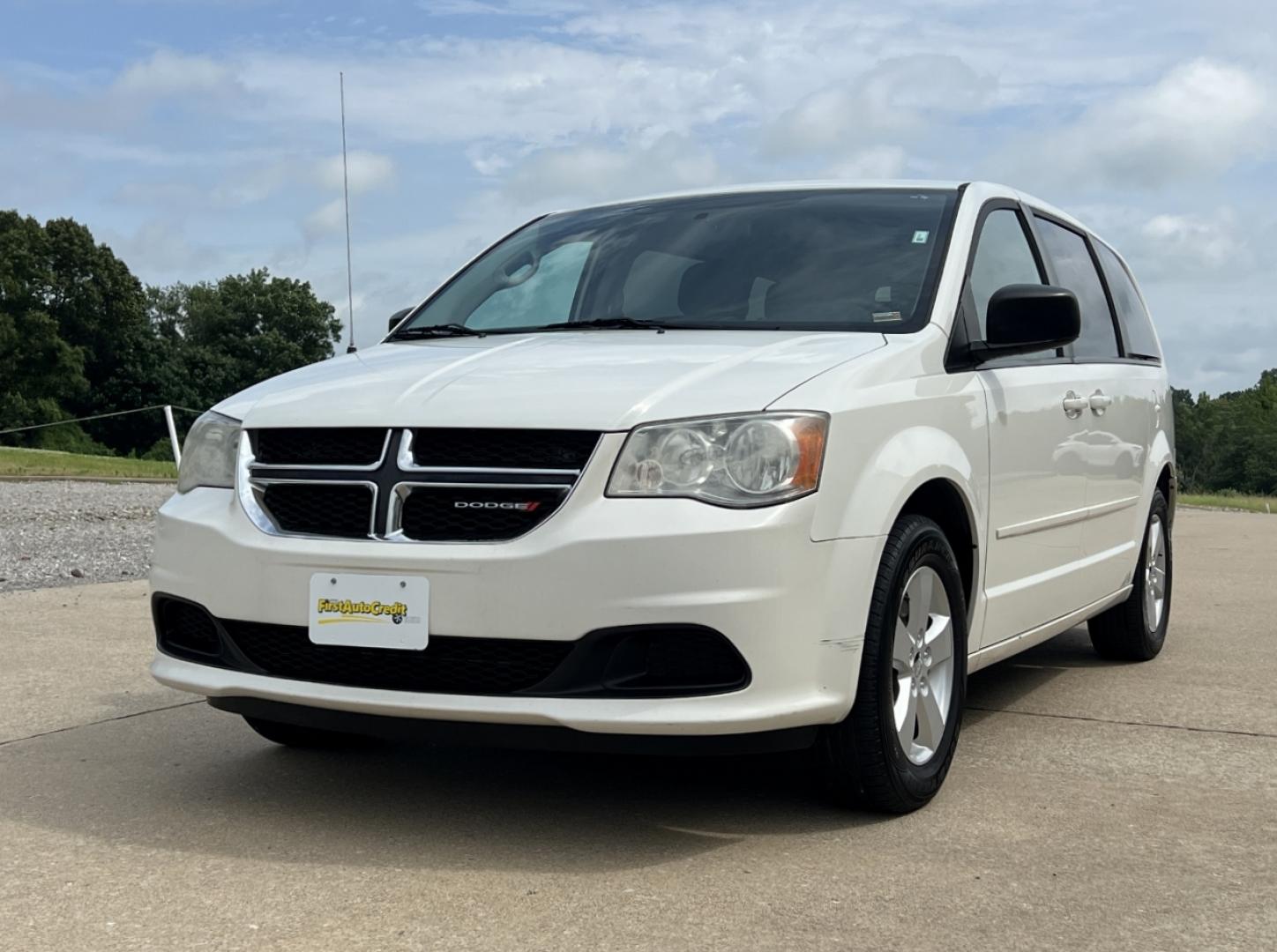 2013 WHITE /Gray Cloth Dodge Grand Caravan SE (2C4RDGBG9DR) with an 3.6L V6 engine, Automatic transmission, located at 2990 Old Orchard Rd., Jackson, MO, 63755, 37.354214, -89.612106 - 2013 Dodge Grand Caravan SE 173xxx miles Front Wheel Drive 3.6L V6 Automatic 3rd Row Stow 'N Go Cruise Power Windows/Locks/Mirrors We have financing available and we accept trades! Fill out a credit application on our website or come by today! If you have any questions, give us a call at ( - Photo#2