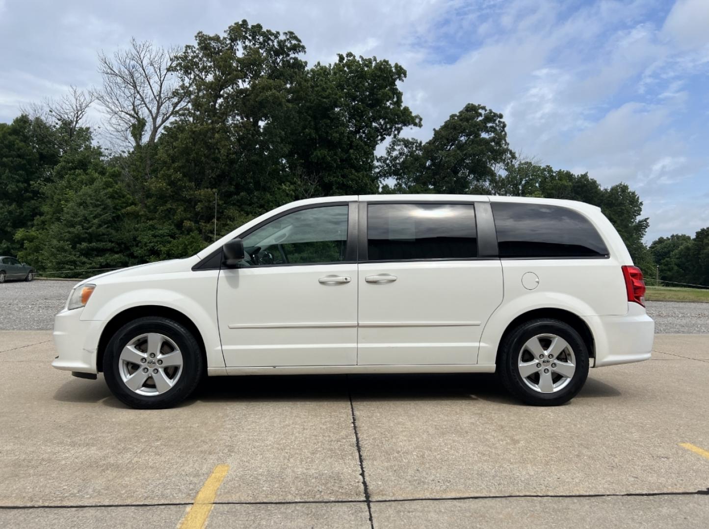 2013 WHITE /Gray Cloth Dodge Grand Caravan SE (2C4RDGBG9DR) with an 3.6L V6 engine, Automatic transmission, located at 2990 Old Orchard Rd., Jackson, MO, 63755, 37.354214, -89.612106 - 2013 Dodge Grand Caravan SE 173xxx miles Front Wheel Drive 3.6L V6 Automatic 3rd Row Stow 'N Go Cruise Power Windows/Locks/Mirrors We have financing available and we accept trades! Fill out a credit application on our website or come by today! If you have any questions, give us a call at ( - Photo#3