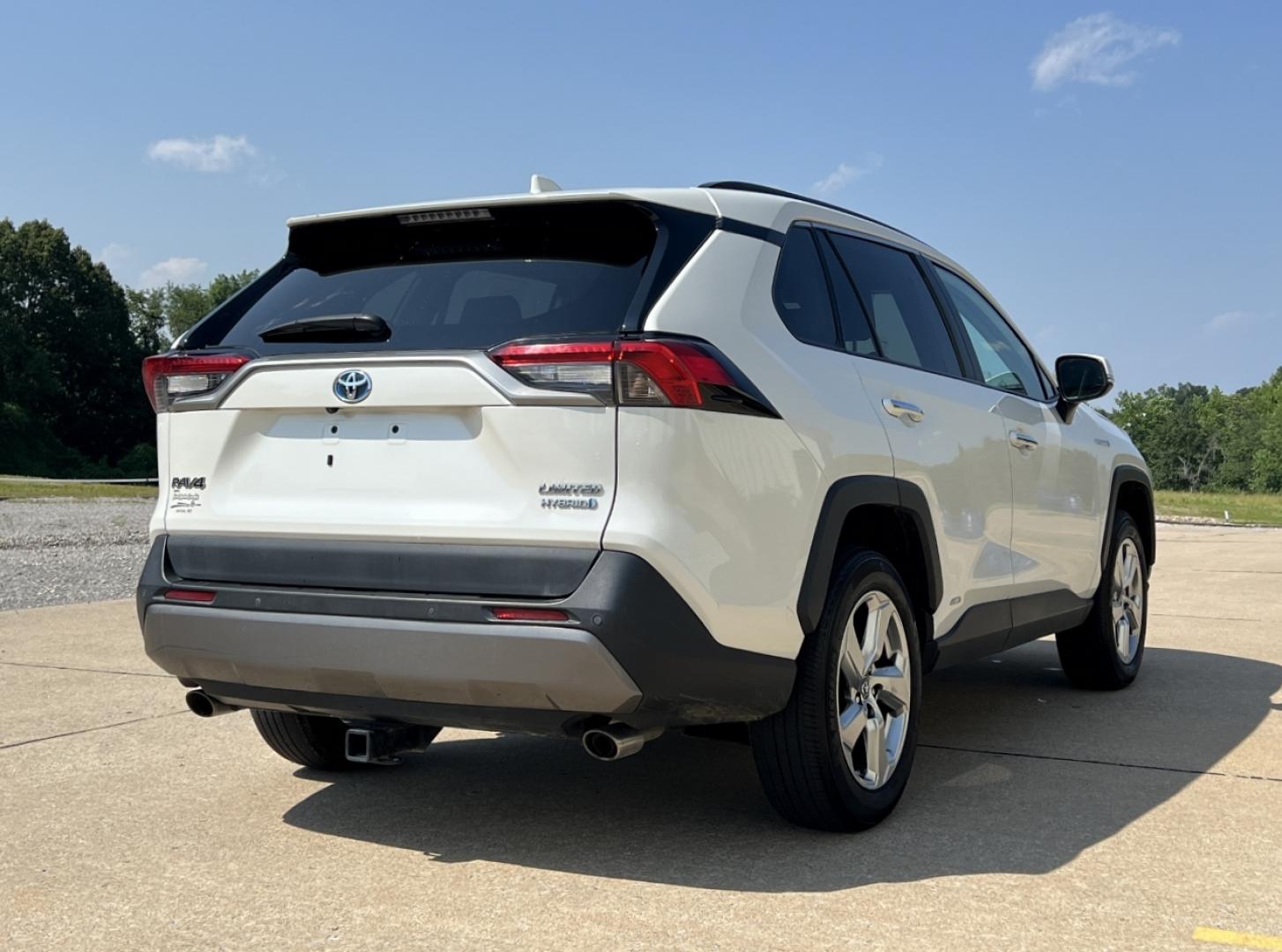 2019 WHITE /Black Leather Toyota RAV4 Hybrid Limited (2T3DWRFV7KW) with an 2.5L 4 Cyl. Hybrid engine, CVT transmission, located at 2990 Old Orchard Rd., Jackson, MO, 63755, 37.354214, -89.612106 - 2019 Toyota RAV4 Limited Hybrid Local 1-Owner 110xxx miles All Wheel Drive 2.5L 4 Cyl. Hybrid Automatic Leather Navigation Power Driver Seat Heated/Cooled Seats Heated Steering Wheel Backup Camera Sunroof Bluetooth Cruise Power Windows/Locks/Mirrors We have financing available and we - Photo#10