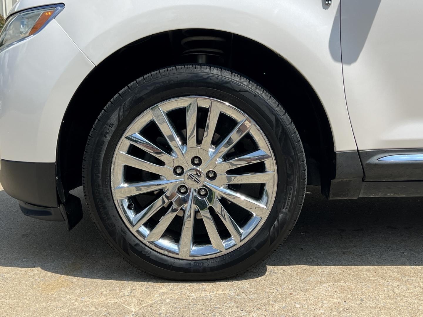 2011 WHITE /Tan Leather Lincoln MKX FWD (2LMDJ6JK8BB) with an 3.7L V6 engine, Automatic transmission, located at 506 S. Kingshighway, Cape Girardeau, MO, 63703, (573) 235-5000, 37.294991, -89.553635 - 2011 Lincoln MKX Local 1-Owner 142xxx miles Front Wheel Drive 3.7L V6 Automatic Leather Navigation Power/Heated/Cooled Seats Heated Steering Wheel Backup Camera Sunroof Bluetooth Remote Start Cruise Power Windows/Locks/Mirrors We have financing available and we accept trades! Fill ou - Photo#41