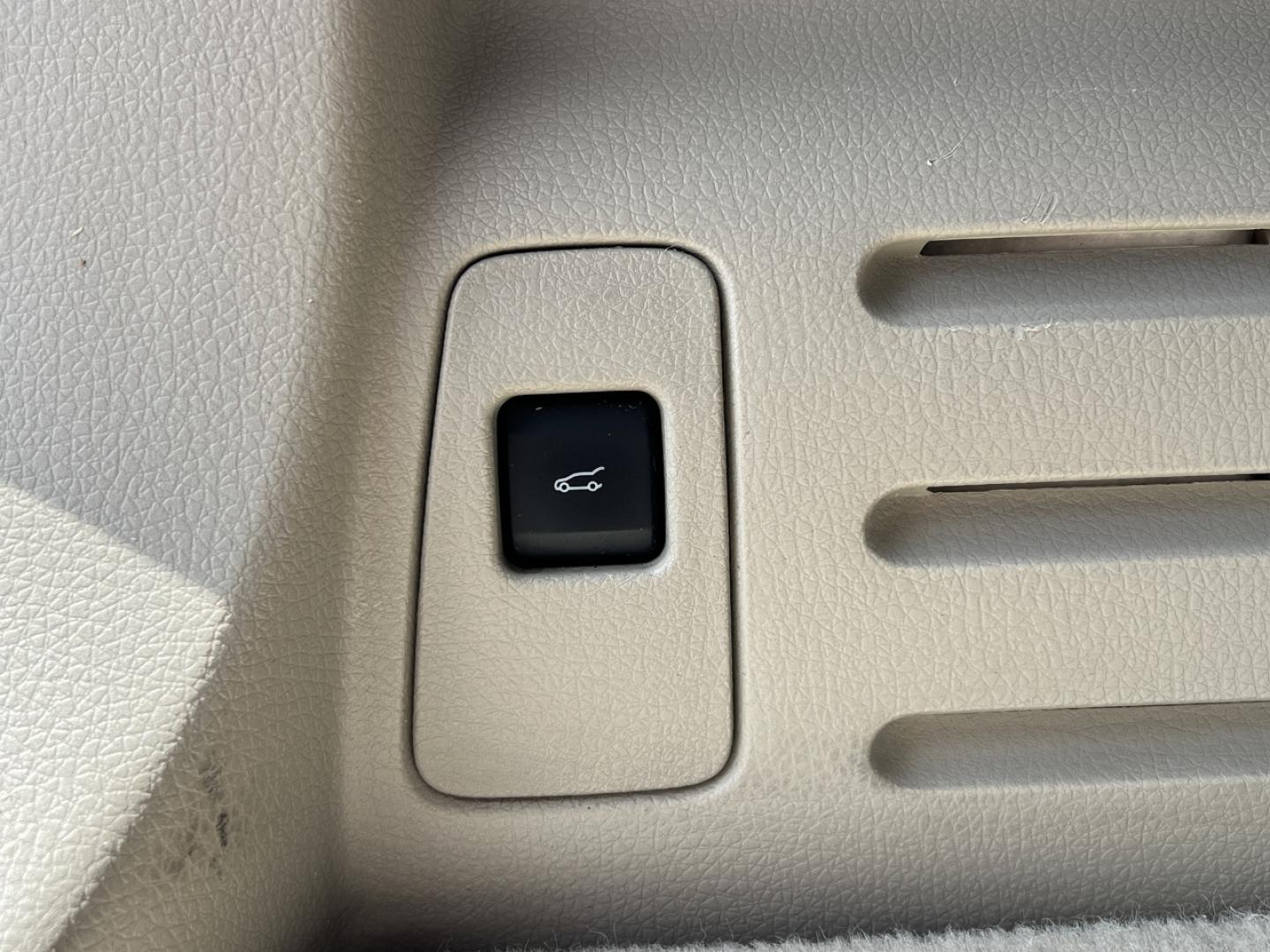 2011 WHITE /Tan Leather Lincoln MKX FWD (2LMDJ6JK8BB) with an 3.7L V6 engine, Automatic transmission, located at 506 S. Kingshighway, Cape Girardeau, MO, 63703, (573) 235-5000, 37.294991, -89.553635 - 2011 Lincoln MKX Local 1-Owner 142xxx miles Front Wheel Drive 3.7L V6 Automatic Leather Navigation Power/Heated/Cooled Seats Heated Steering Wheel Backup Camera Sunroof Bluetooth Remote Start Cruise Power Windows/Locks/Mirrors We have financing available and we accept trades! Fill ou - Photo#24