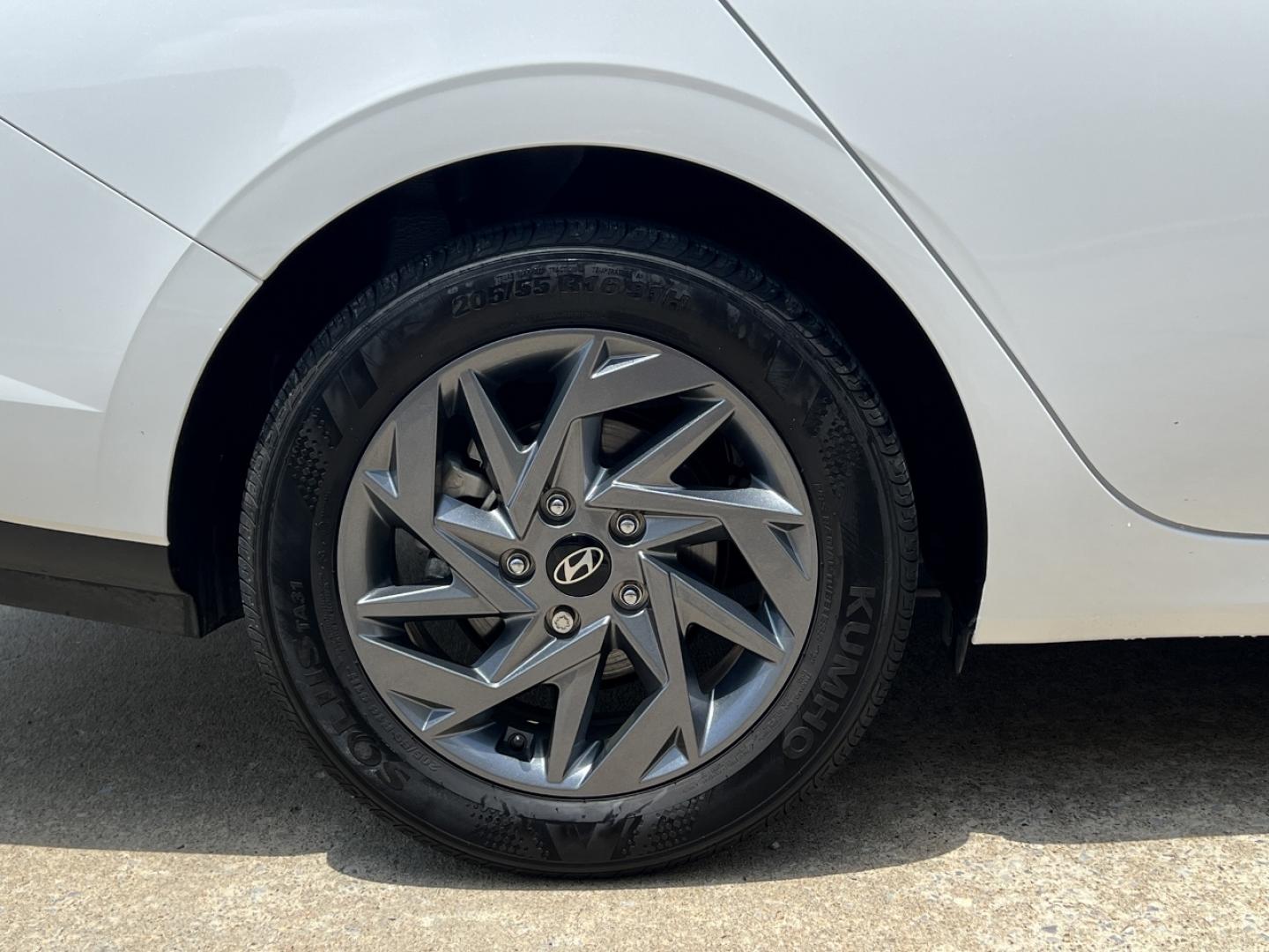 2024 WHITE /Gray Cloth Hyundai Elantra SEL (KMHLM4DG6RU) with an 2.0L 4 Cyl. engine, Automatic transmission, located at 2990 Old Orchard Rd., Jackson, MO, 63755, 37.354214, -89.612106 - 2024 Hyundai Elantra SEL 20xxx miles Front Wheel Drive 2.0L 4 Cyl. Automatic Navigation Backup Camera Bluetooth Remote Start Cruise Power Windows/Locks/Mirrors We have financing available and we accept trades! Fill out a credit application on our website or come by today! If you have any - Photo#37