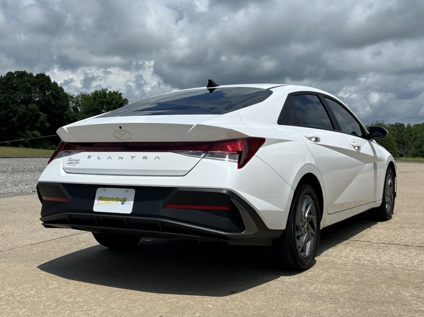 2024 WHITE /Gray Cloth Hyundai Elantra SEL (KMHLM4DG6RU) with an 2.0L 4 Cyl. engine, Automatic transmission, located at 2990 Old Orchard Rd., Jackson, MO, 63755, 37.354214, -89.612106 - 2024 Hyundai Elantra SEL 20xxx miles Front Wheel Drive 2.0L 4 Cyl. Automatic Navigation Backup Camera Bluetooth Remote Start Cruise Power Windows/Locks/Mirrors We have financing available and we accept trades! Fill out a credit application on our website or come by today! If you have any - Photo#8