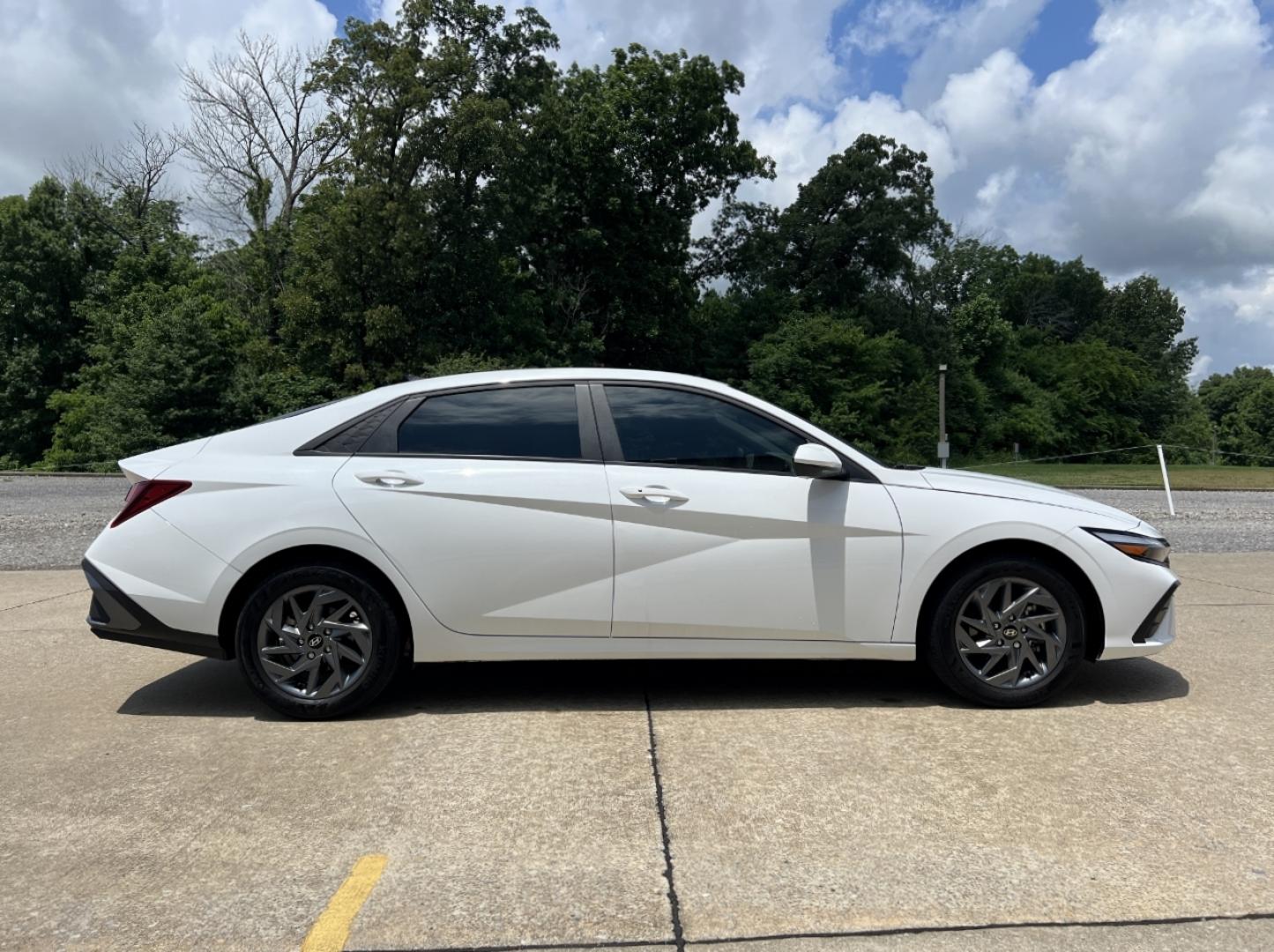 2024 WHITE /Gray Cloth Hyundai Elantra SEL (KMHLM4DG6RU) with an 2.0L 4 Cyl. engine, Automatic transmission, located at 2990 Old Orchard Rd., Jackson, MO, 63755, 37.354214, -89.612106 - 2024 Hyundai Elantra SEL 20xxx miles Front Wheel Drive 2.0L 4 Cyl. Automatic Navigation Backup Camera Bluetooth Remote Start Cruise Power Windows/Locks/Mirrors We have financing available and we accept trades! Fill out a credit application on our website or come by today! If you have any - Photo#7