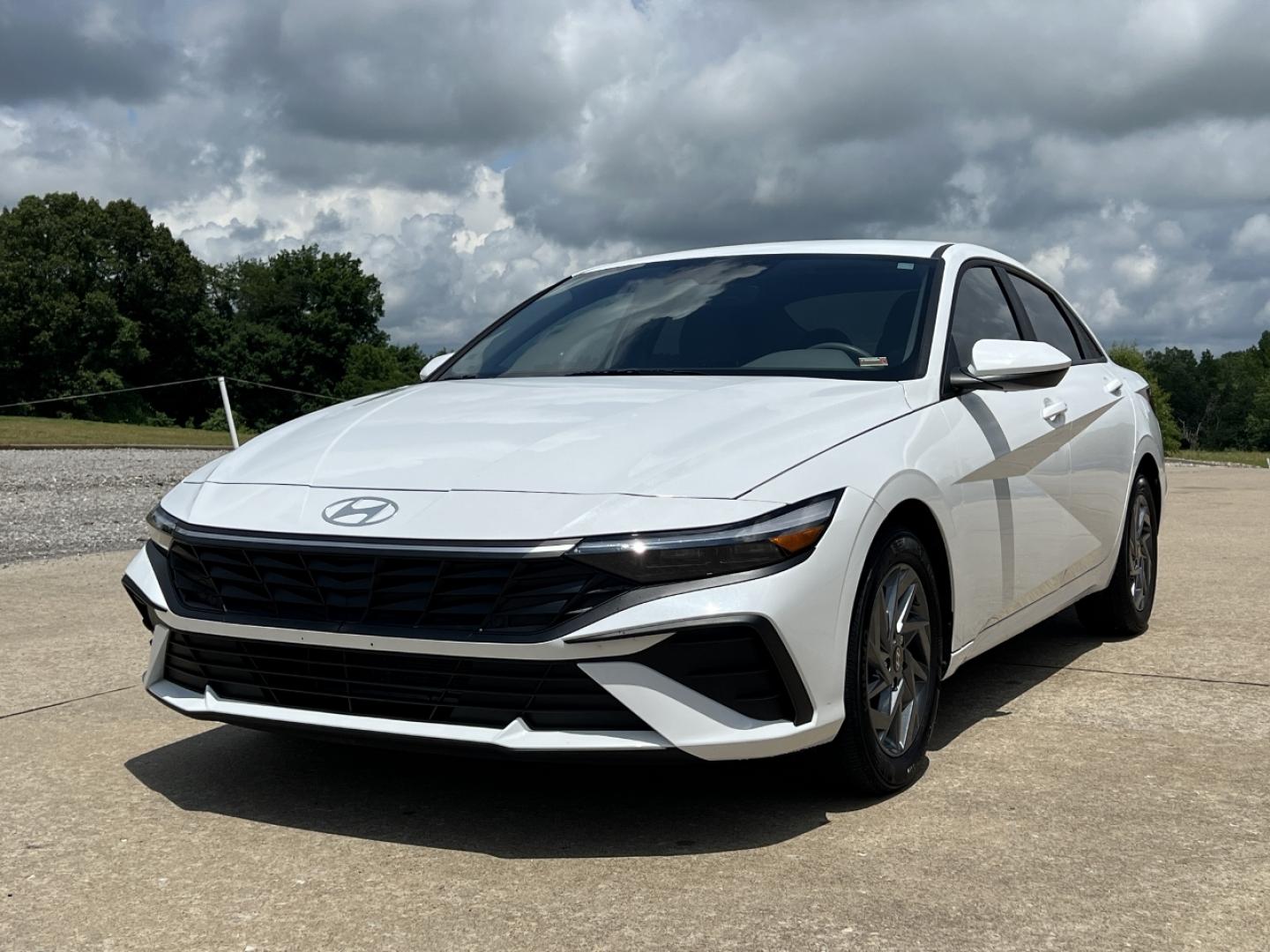 2024 WHITE /Gray Cloth Hyundai Elantra SEL (KMHLM4DG6RU) with an 2.0L 4 Cyl. engine, Automatic transmission, located at 2990 Old Orchard Rd., Jackson, MO, 63755, 37.354214, -89.612106 - 2024 Hyundai Elantra SEL 20xxx miles Front Wheel Drive 2.0L 4 Cyl. Automatic Navigation Backup Camera Bluetooth Remote Start Cruise Power Windows/Locks/Mirrors We have financing available and we accept trades! Fill out a credit application on our website or come by today! If you have any - Photo#5