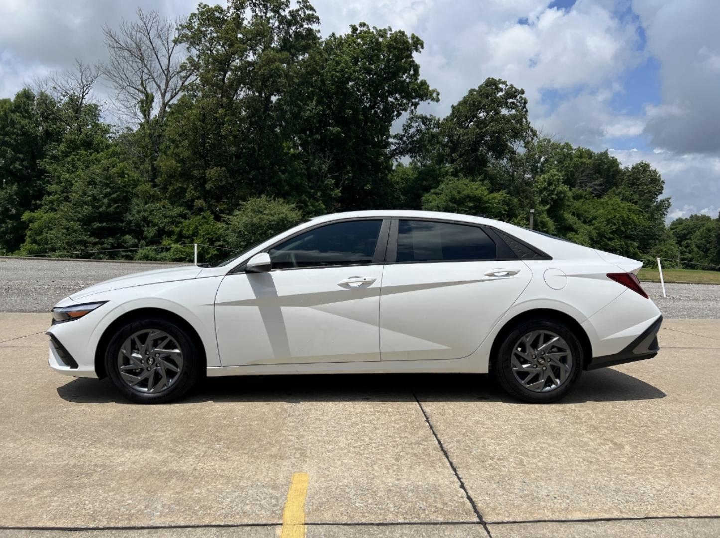 2024 WHITE /Gray Cloth Hyundai Elantra SEL (KMHLM4DG6RU) with an 2.0L 4 Cyl. engine, Automatic transmission, located at 2990 Old Orchard Rd., Jackson, MO, 63755, 37.354214, -89.612106 - 2024 Hyundai Elantra SEL 20xxx miles Front Wheel Drive 2.0L 4 Cyl. Automatic Navigation Backup Camera Bluetooth Remote Start Cruise Power Windows/Locks/Mirrors We have financing available and we accept trades! Fill out a credit application on our website or come by today! If you have any - Photo#6