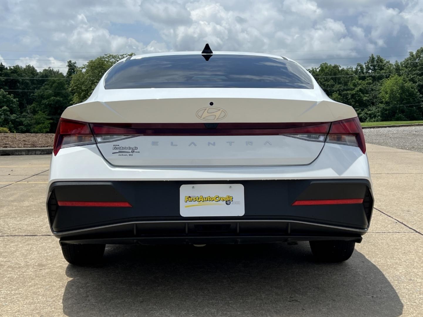 2024 WHITE /Gray Cloth Hyundai Elantra SEL (KMHLM4DG6RU) with an 2.0L 4 Cyl. engine, Automatic transmission, located at 2990 Old Orchard Rd., Jackson, MO, 63755, 37.354214, -89.612106 - 2024 Hyundai Elantra SEL 20xxx miles Front Wheel Drive 2.0L 4 Cyl. Automatic Navigation Backup Camera Bluetooth Remote Start Cruise Power Windows/Locks/Mirrors We have financing available and we accept trades! Fill out a credit application on our website or come by today! If you have any - Photo#10