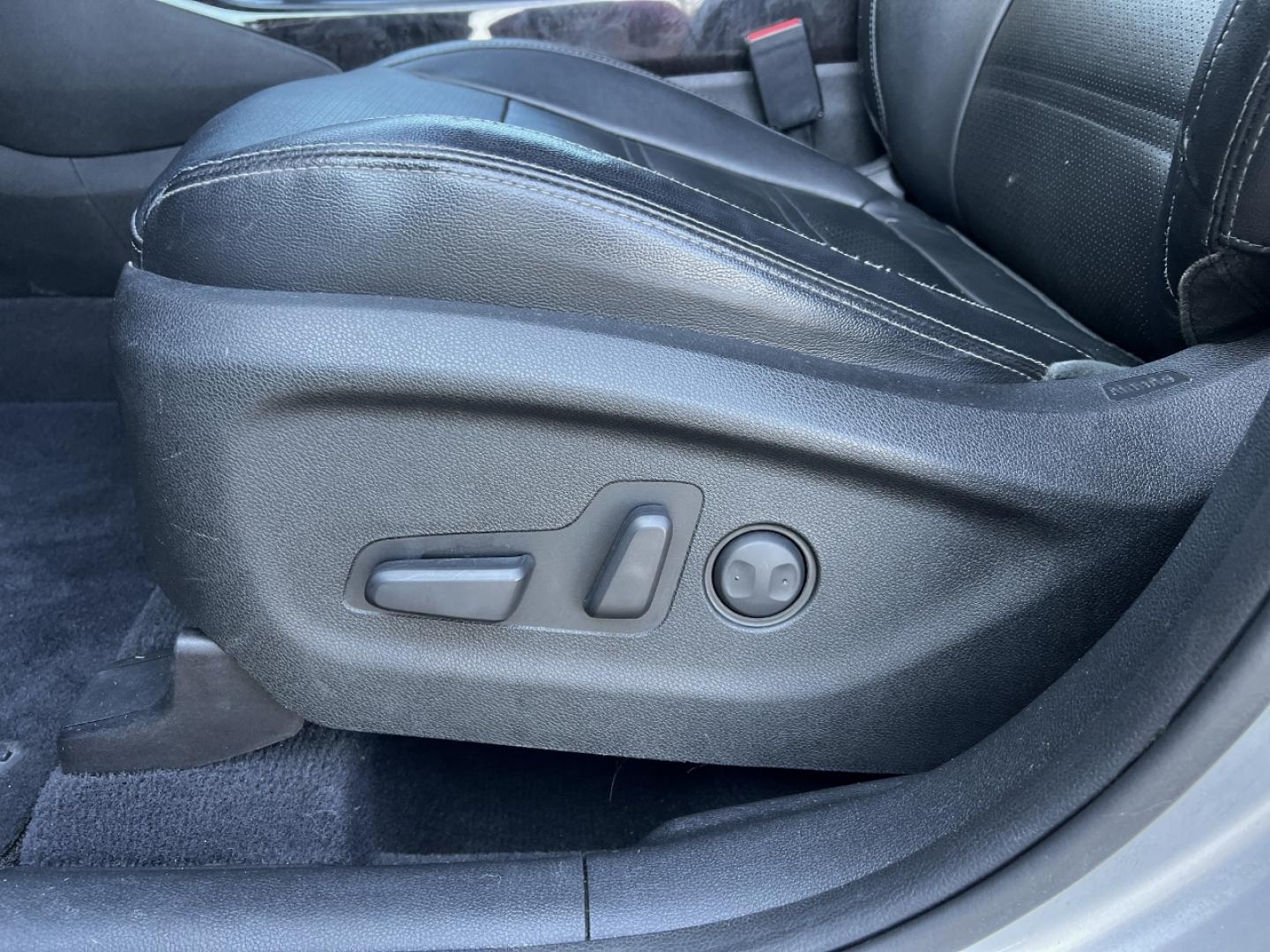 2016 SILVER /Black Leather Kia Sorento EX 2WD (5XYPH4A1XGG) with an 2.4L 4 Cyl. engine, Automatic transmission, located at 506 S. Kingshighway, Cape Girardeau, MO, 63703, (573) 235-5000, 37.294991, -89.553635 - 2016 Kia Sorento EX 1-Owner 92xxx miles Front Wheel Drive 2.0L 4 Cyl. Automatic Leather Power/Heated Seats Backup Camera Bluetooth Cruise Power Windows/Locks/Mirrors We have financing available and we accept trades! Fill out a credit application on our website or come by today! If you h - Photo#4