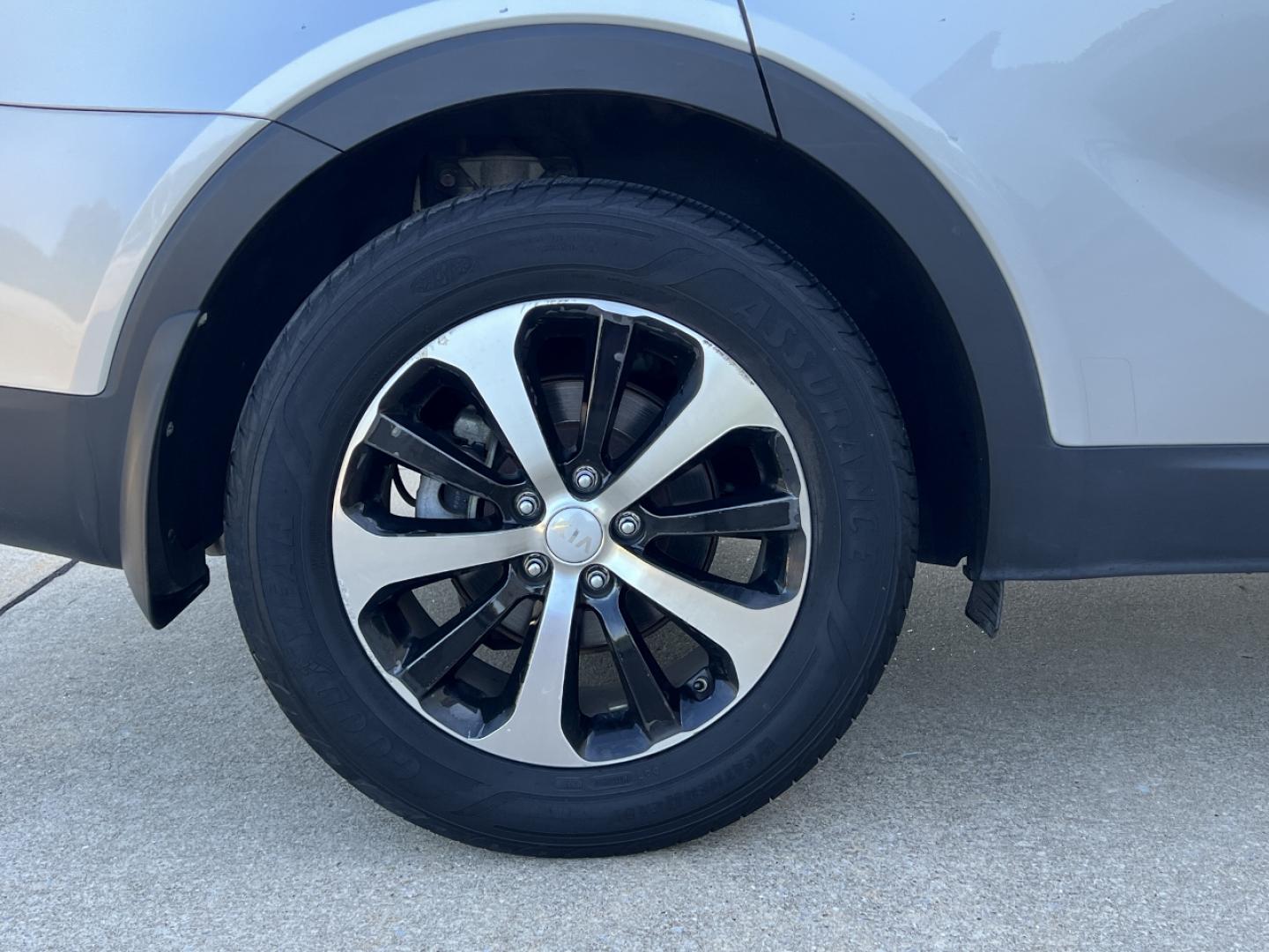 2016 SILVER /Black Leather Kia Sorento EX 2WD (5XYPH4A1XGG) with an 2.4L 4 Cyl. engine, Automatic transmission, located at 506 S. Kingshighway, Cape Girardeau, MO, 63703, (573) 235-5000, 37.294991, -89.553635 - 2016 Kia Sorento EX 1-Owner 92xxx miles Front Wheel Drive 2.0L 4 Cyl. Automatic Leather Power/Heated Seats Backup Camera Bluetooth Cruise Power Windows/Locks/Mirrors We have financing available and we accept trades! Fill out a credit application on our website or come by today! If you h - Photo#37