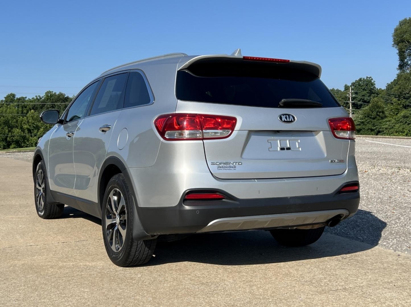 2016 SILVER /Black Leather Kia Sorento EX 2WD (5XYPH4A1XGG) with an 2.4L 4 Cyl. engine, Automatic transmission, located at 506 S. Kingshighway, Cape Girardeau, MO, 63703, (573) 235-5000, 37.294991, -89.553635 - 2016 Kia Sorento EX 1-Owner 92xxx miles Front Wheel Drive 2.0L 4 Cyl. Automatic Leather Power/Heated Seats Backup Camera Bluetooth Cruise Power Windows/Locks/Mirrors We have financing available and we accept trades! Fill out a credit application on our website or come by today! If you h - Photo#9