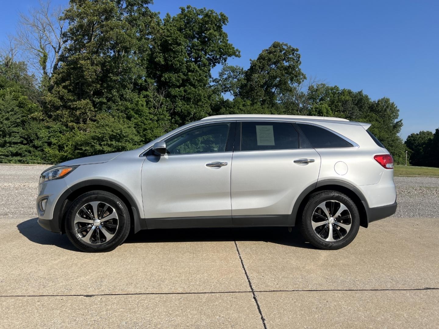 2016 SILVER /Black Leather Kia Sorento EX 2WD (5XYPH4A1XGG) with an 2.4L 4 Cyl. engine, Automatic transmission, located at 506 S. Kingshighway, Cape Girardeau, MO, 63703, (573) 235-5000, 37.294991, -89.553635 - 2016 Kia Sorento EX 1-Owner 92xxx miles Front Wheel Drive 2.0L 4 Cyl. Automatic Leather Power/Heated Seats Backup Camera Bluetooth Cruise Power Windows/Locks/Mirrors We have financing available and we accept trades! Fill out a credit application on our website or come by today! If you h - Photo#6