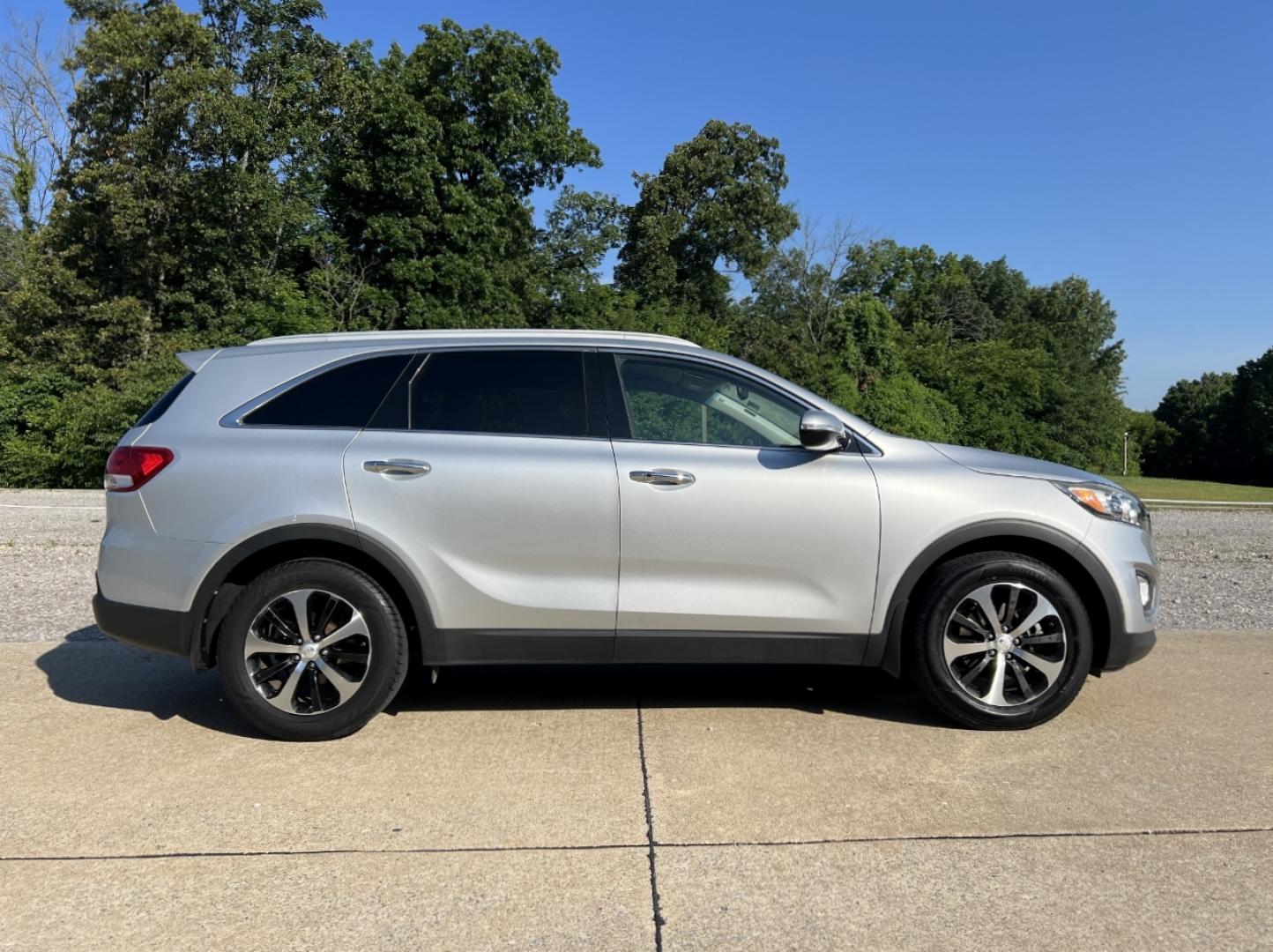 2016 SILVER /Black Leather Kia Sorento EX 2WD (5XYPH4A1XGG) with an 2.4L 4 Cyl. engine, Automatic transmission, located at 506 S. Kingshighway, Cape Girardeau, MO, 63703, (573) 235-5000, 37.294991, -89.553635 - 2016 Kia Sorento EX 1-Owner 92xxx miles Front Wheel Drive 2.0L 4 Cyl. Automatic Leather Power/Heated Seats Backup Camera Bluetooth Cruise Power Windows/Locks/Mirrors We have financing available and we accept trades! Fill out a credit application on our website or come by today! If you h - Photo#7