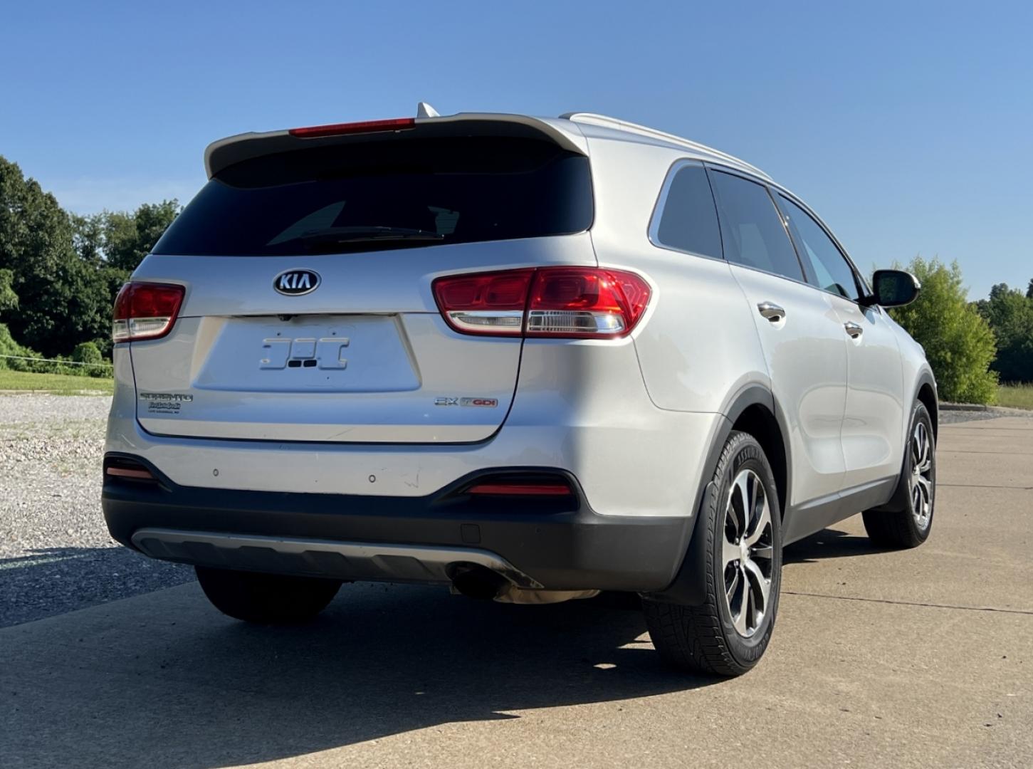 2016 SILVER /Black Leather Kia Sorento EX 2WD (5XYPH4A1XGG) with an 2.4L 4 Cyl. engine, Automatic transmission, located at 506 S. Kingshighway, Cape Girardeau, MO, 63703, (573) 235-5000, 37.294991, -89.553635 - 2016 Kia Sorento EX 1-Owner 92xxx miles Front Wheel Drive 2.0L 4 Cyl. Automatic Leather Power/Heated Seats Backup Camera Bluetooth Cruise Power Windows/Locks/Mirrors We have financing available and we accept trades! Fill out a credit application on our website or come by today! If you h - Photo#8