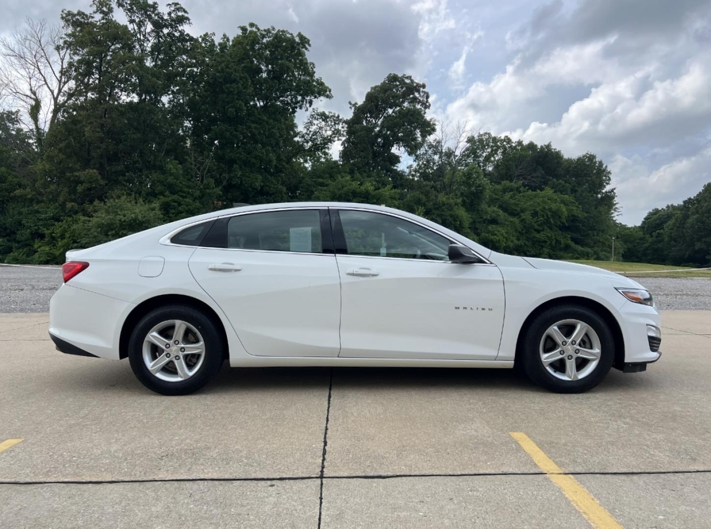 2020 WHITE /Gray Cloth Chevrolet Malibu LS (1G1ZC5ST9LF) with an 1.5L 4 Cyl. engine, Automatic transmission, located at 2990 Old Orchard Rd., Jackson, MO, 63755, 37.354214, -89.612106 - 2020 Chevrolet Malibu LS 1-Owner 121xxx miles Front Wheel Drive 1.5L 4 Cyl. Automatic Backup Camera Bluetooth Cruise Power Windows/Locks/Mirrors We have financing available and we accept trades! Fill out a credit application on our website or come by today! If you have any questions, give - Photo#5